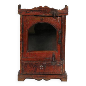 Vitrine rouge indienne