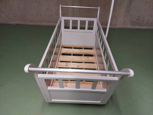 Lit bébé dit roulotte en bois à roulettes vintage années 1950