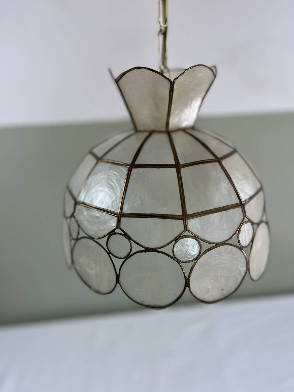Mother-of-pearl suspension