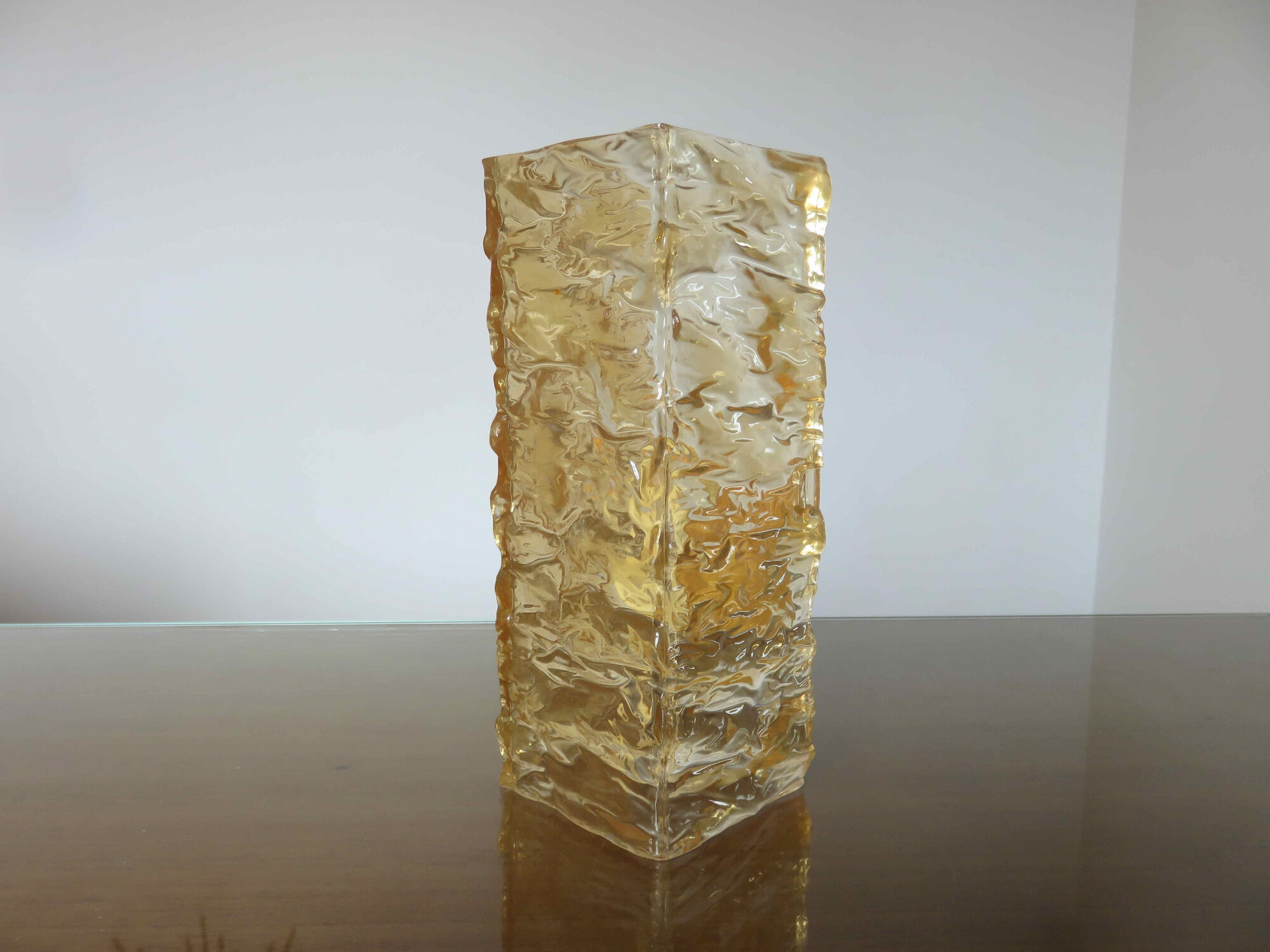 Champagne resin wall lamp
