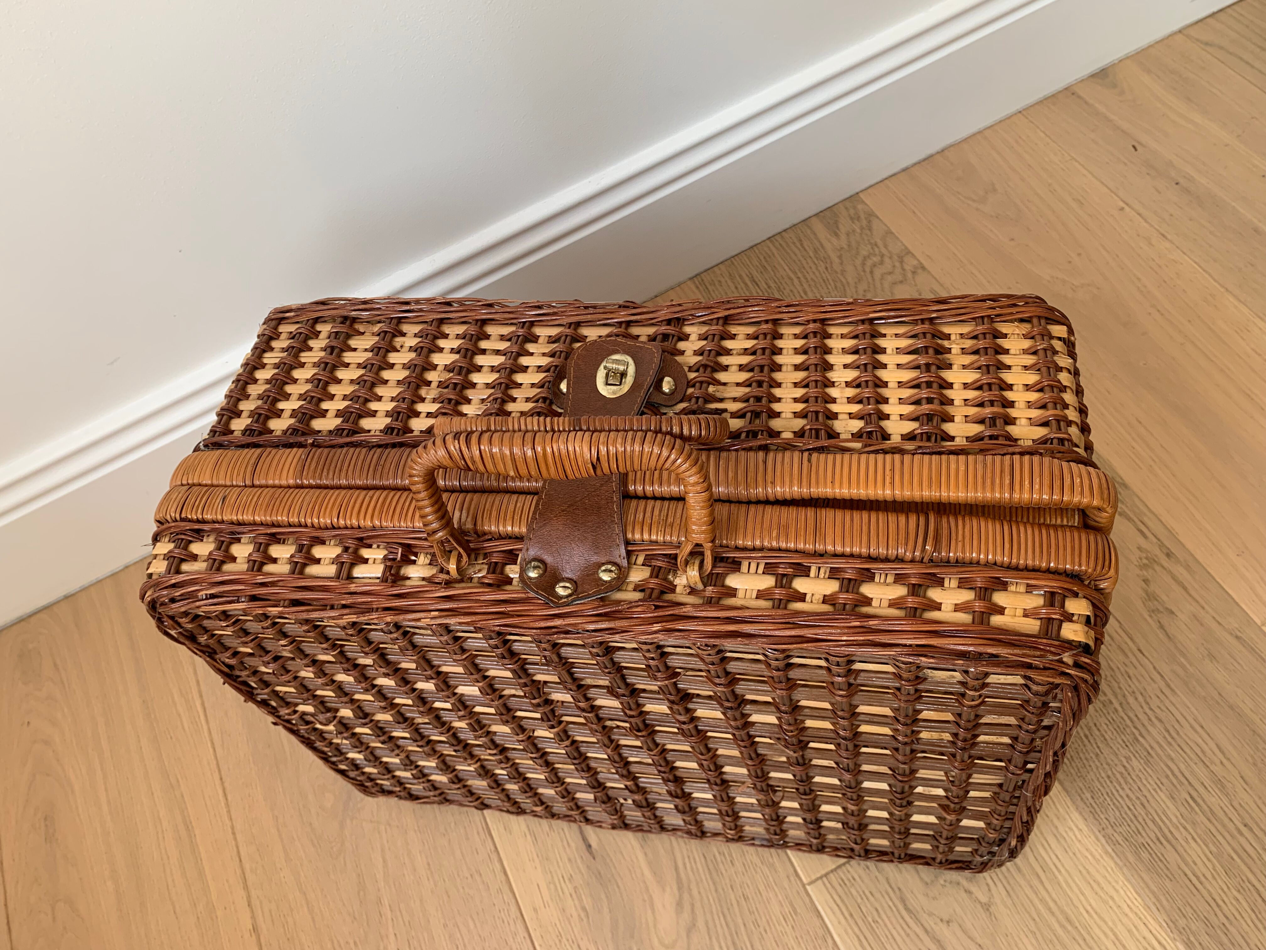 Rattan picnic basket - vintage