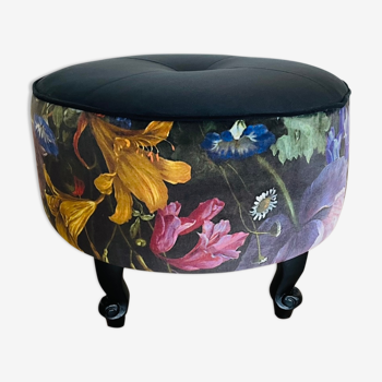 Round, retro, flowery pouf