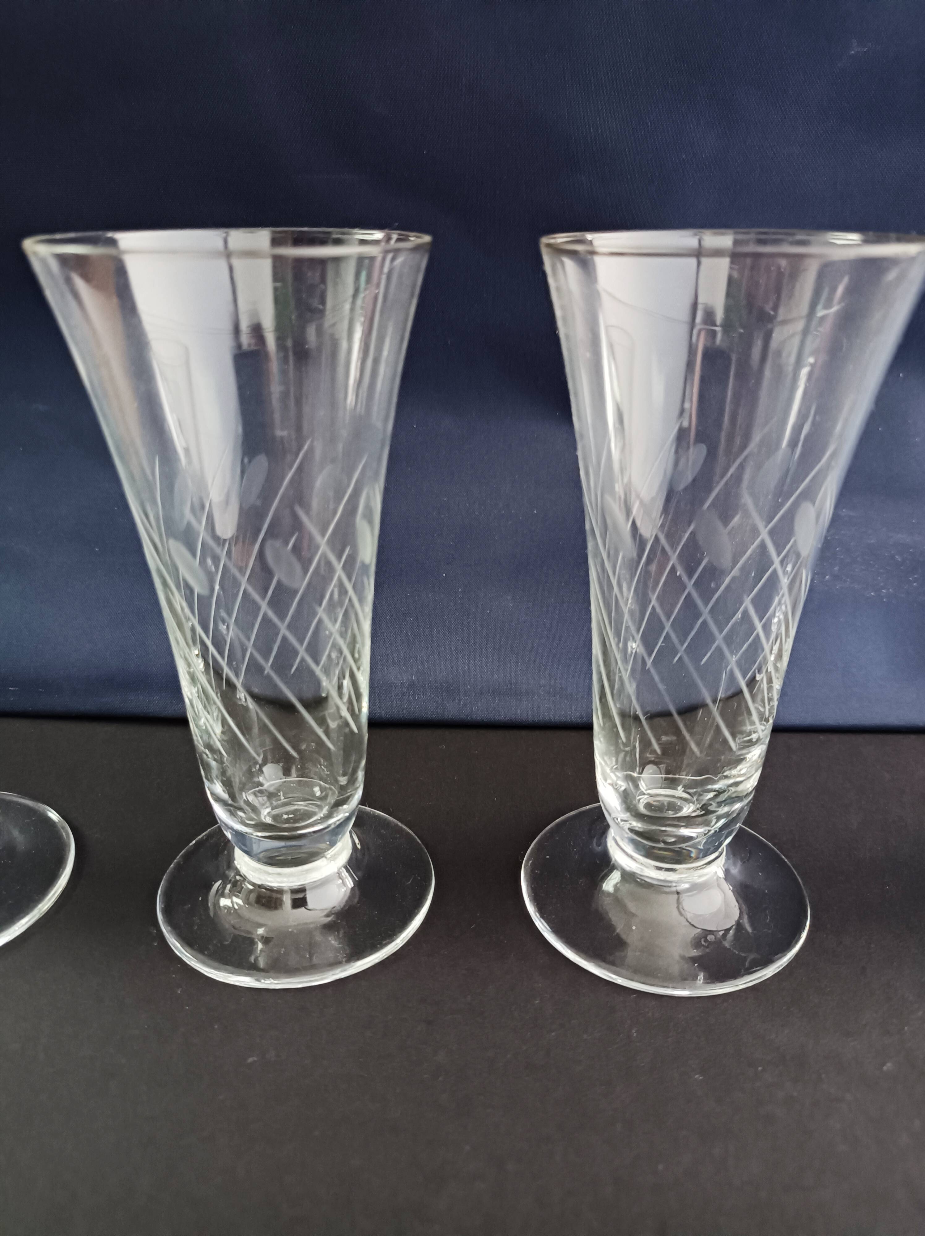 Set of 4 engraved glass champagne flutes