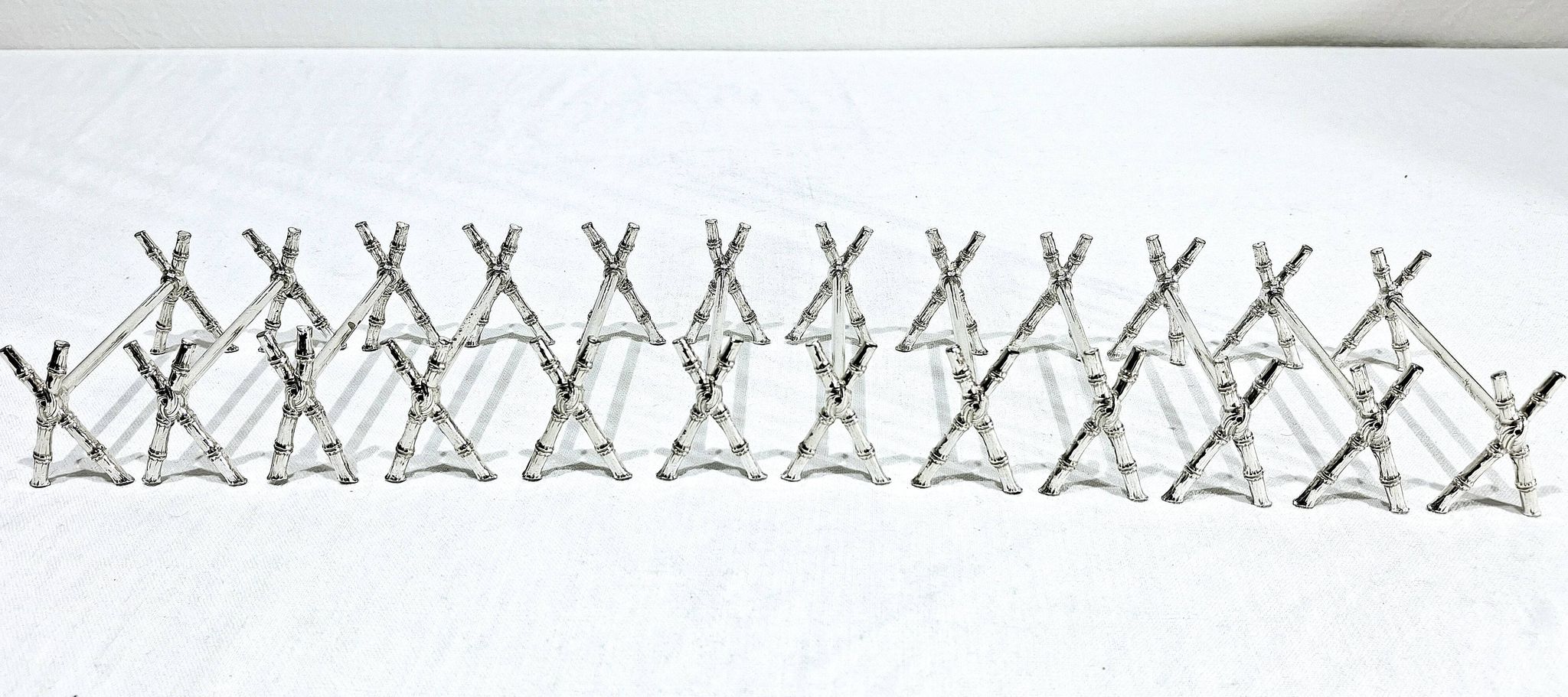 12 silver-plated metal knife handles, in a case.