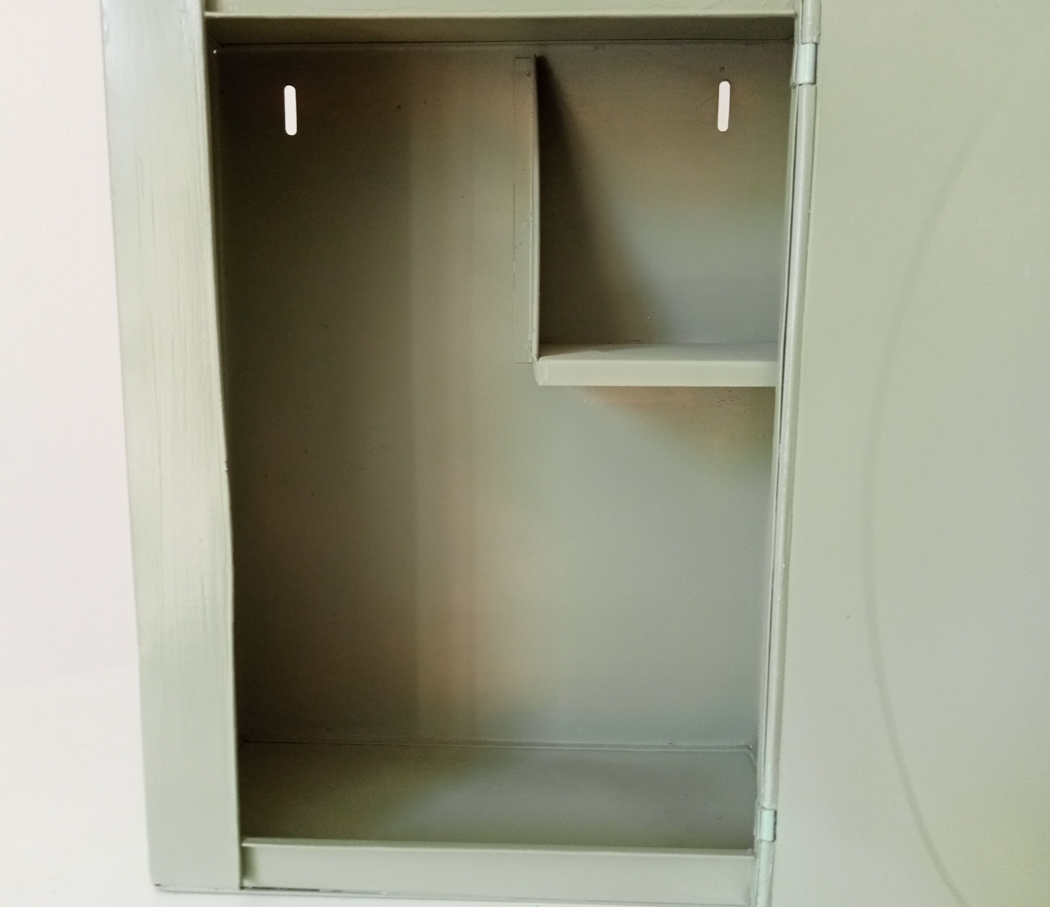 Vintage metal medicine cabinet 60s/70s