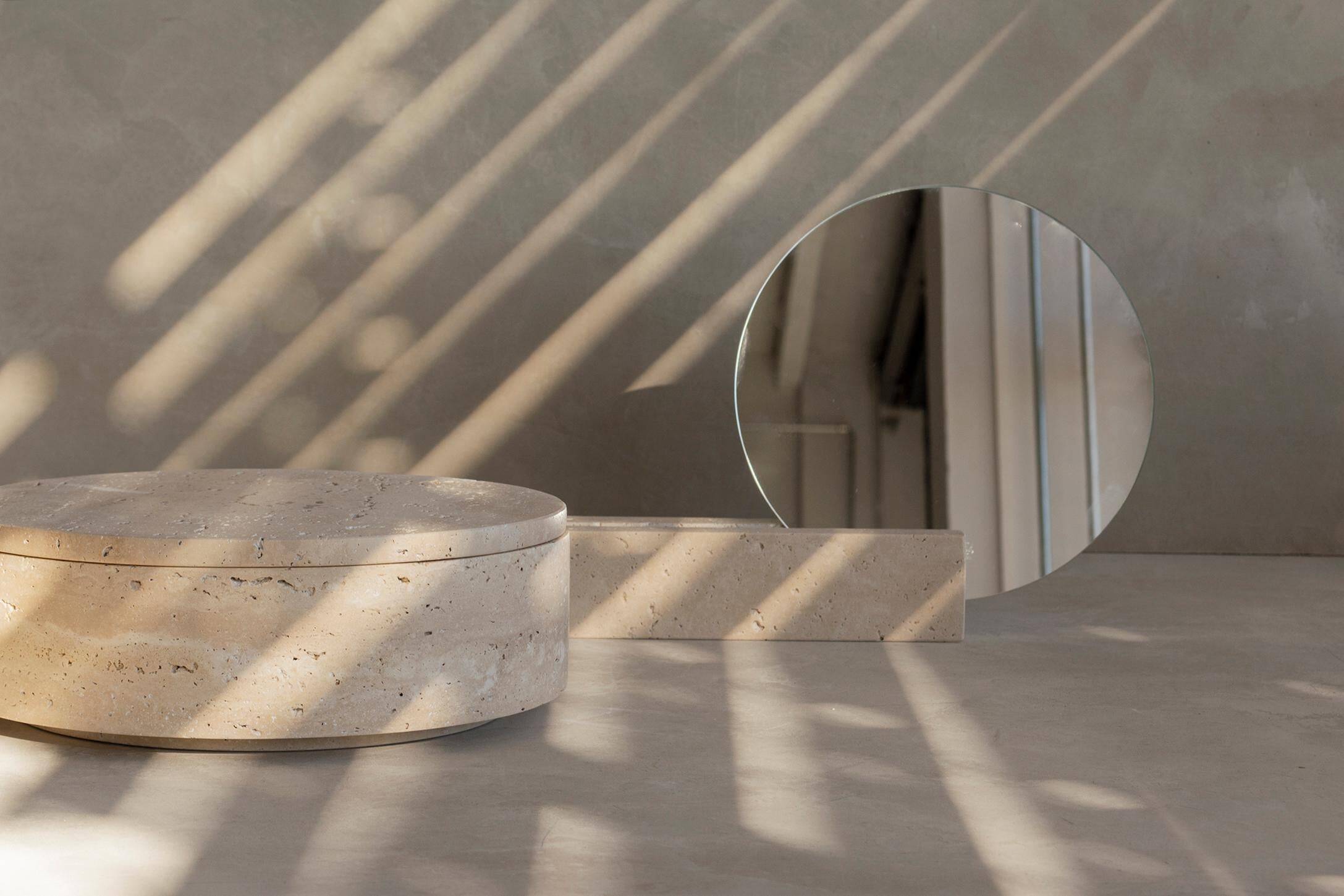 Cylindrical bowl in travertine with lid