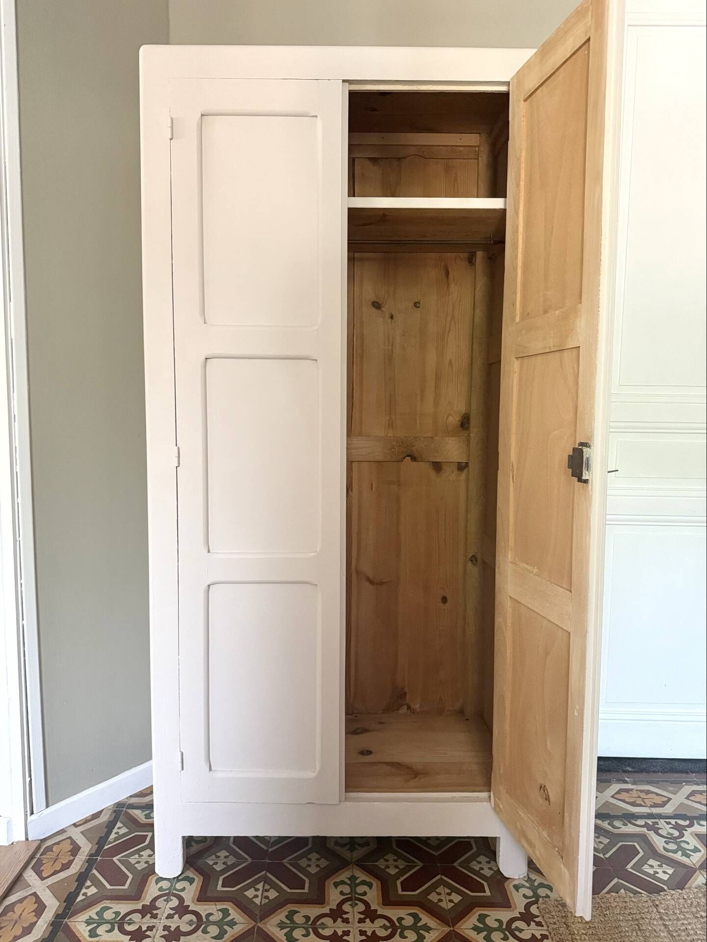 Armoire parisienne authentique 