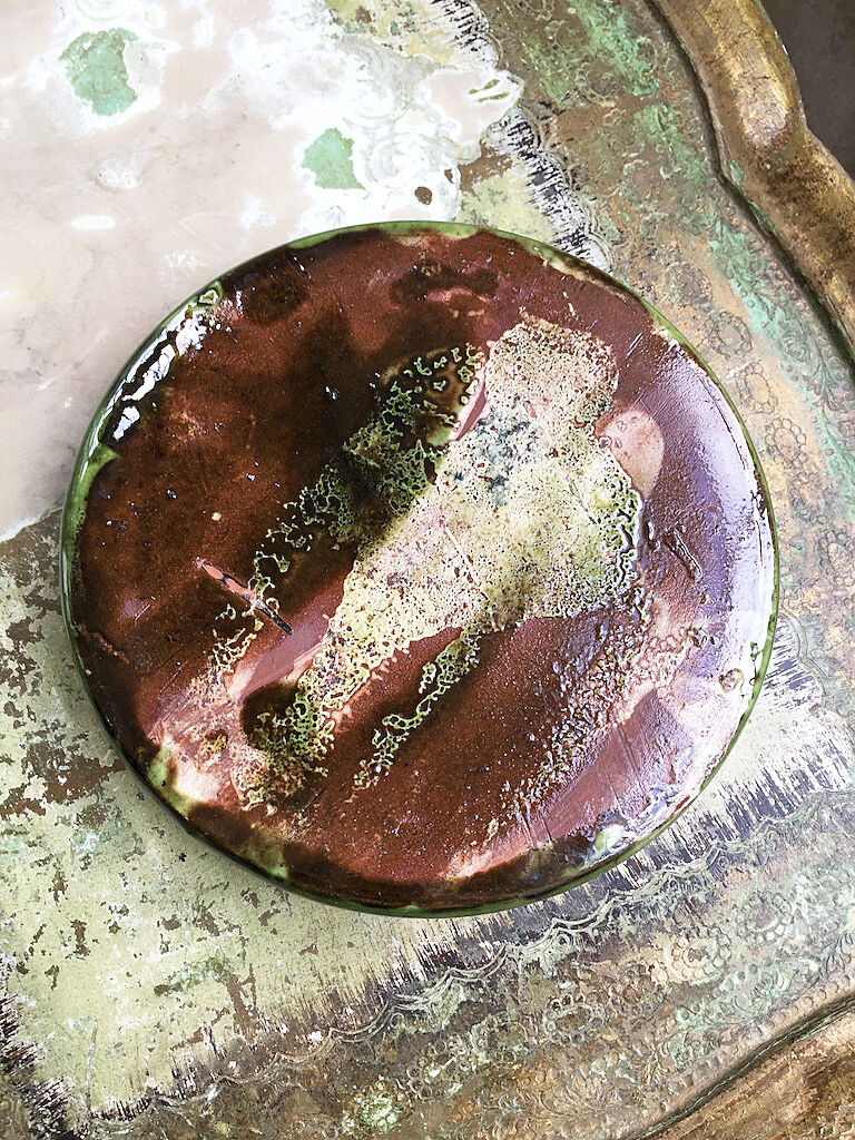 Assiette plat en terre vernissée vert