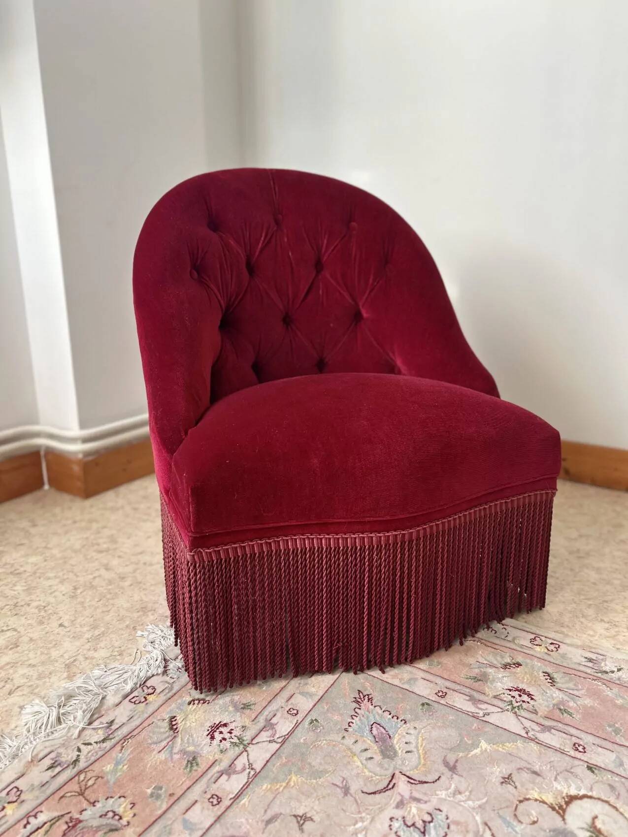 Burgundy velvet armchair – tufted – timeless charm
