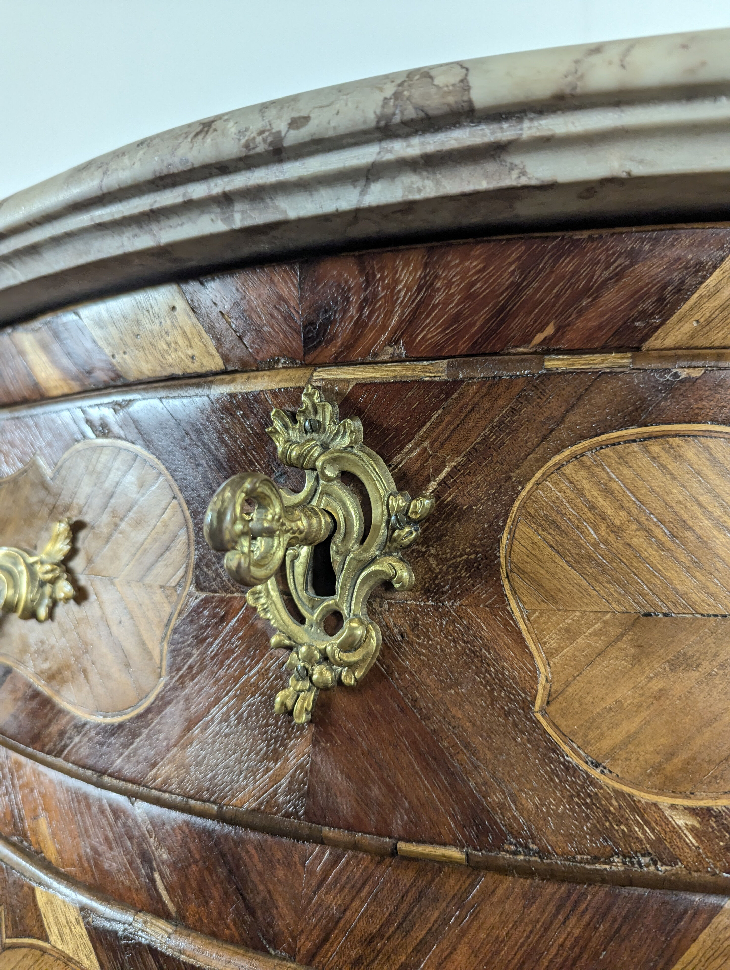 Louis XV period chest of drawers in rosewood marquetry