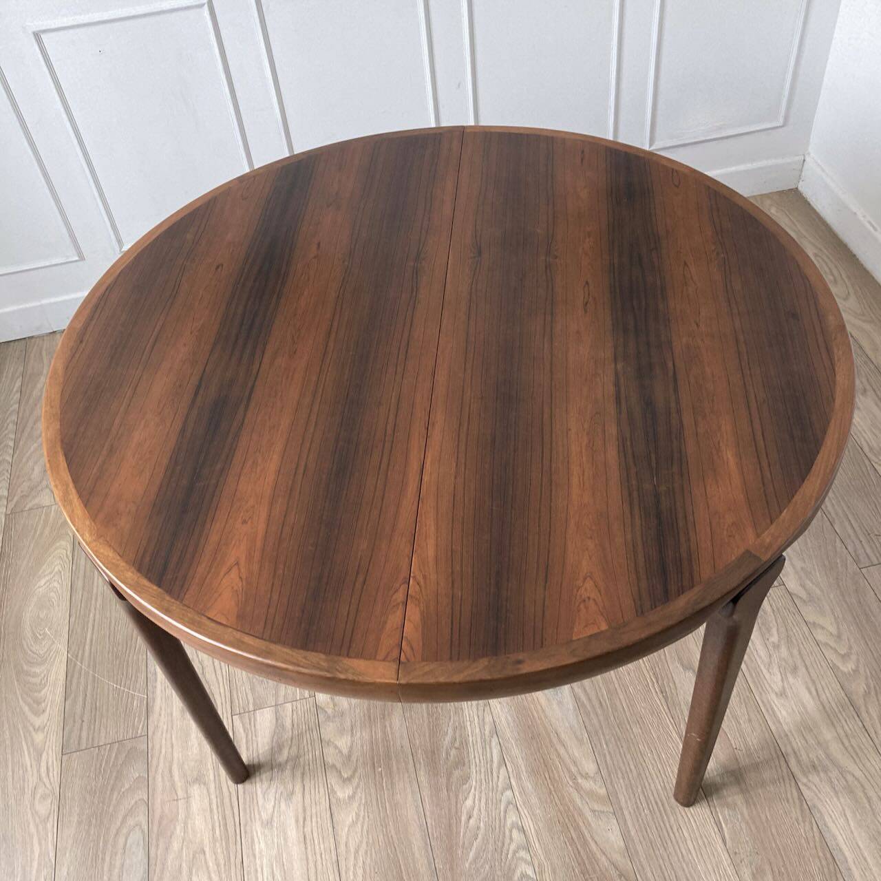 Dining table in rosewood, for 4 to 6 people.