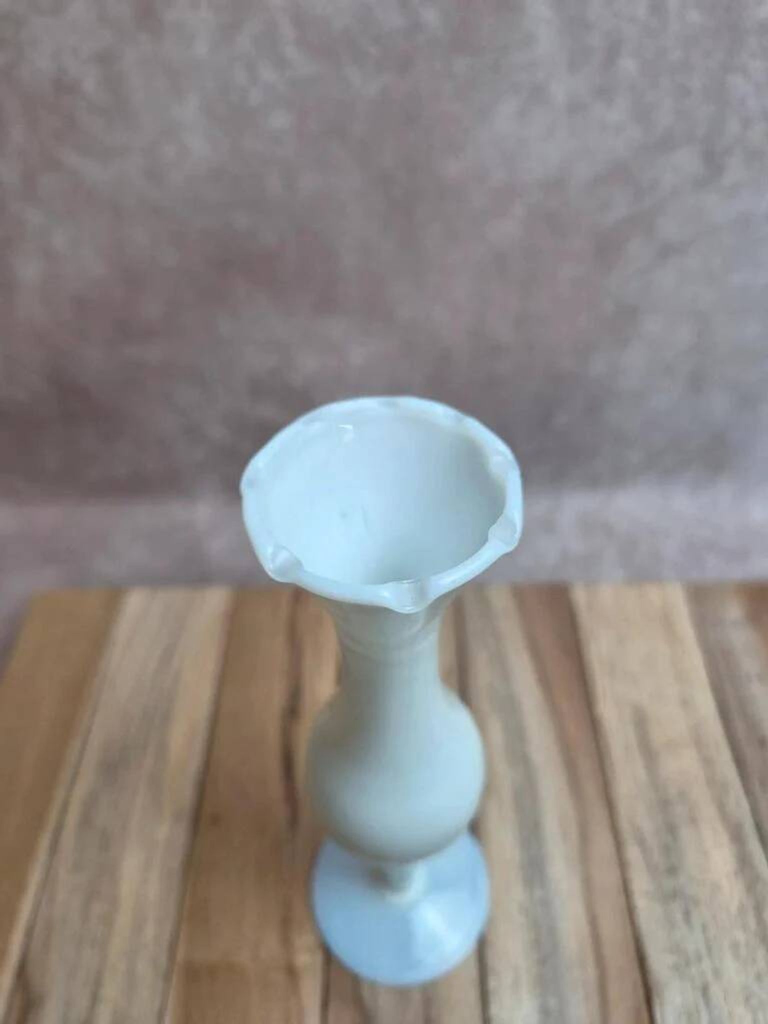 Small single-flower vase in white opaline – Vintage elegance