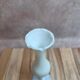 Petit vase soliflore en opaline blanche – Élégance vintage