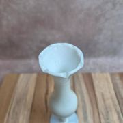 Small single-flower vase in white opaline – Vintage elegance