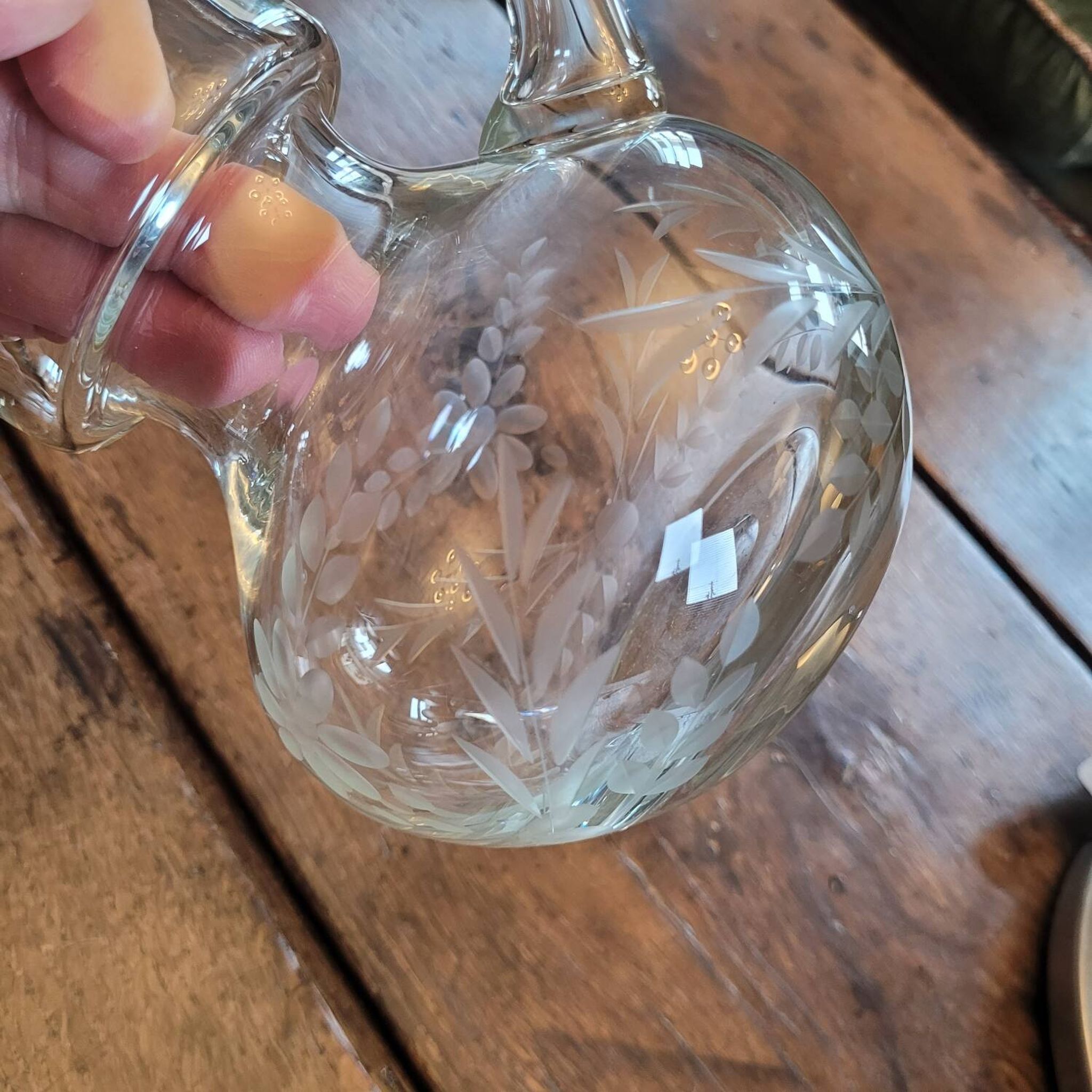 Engraved glass jug with floral decoration – 75 cl – mid 20th century