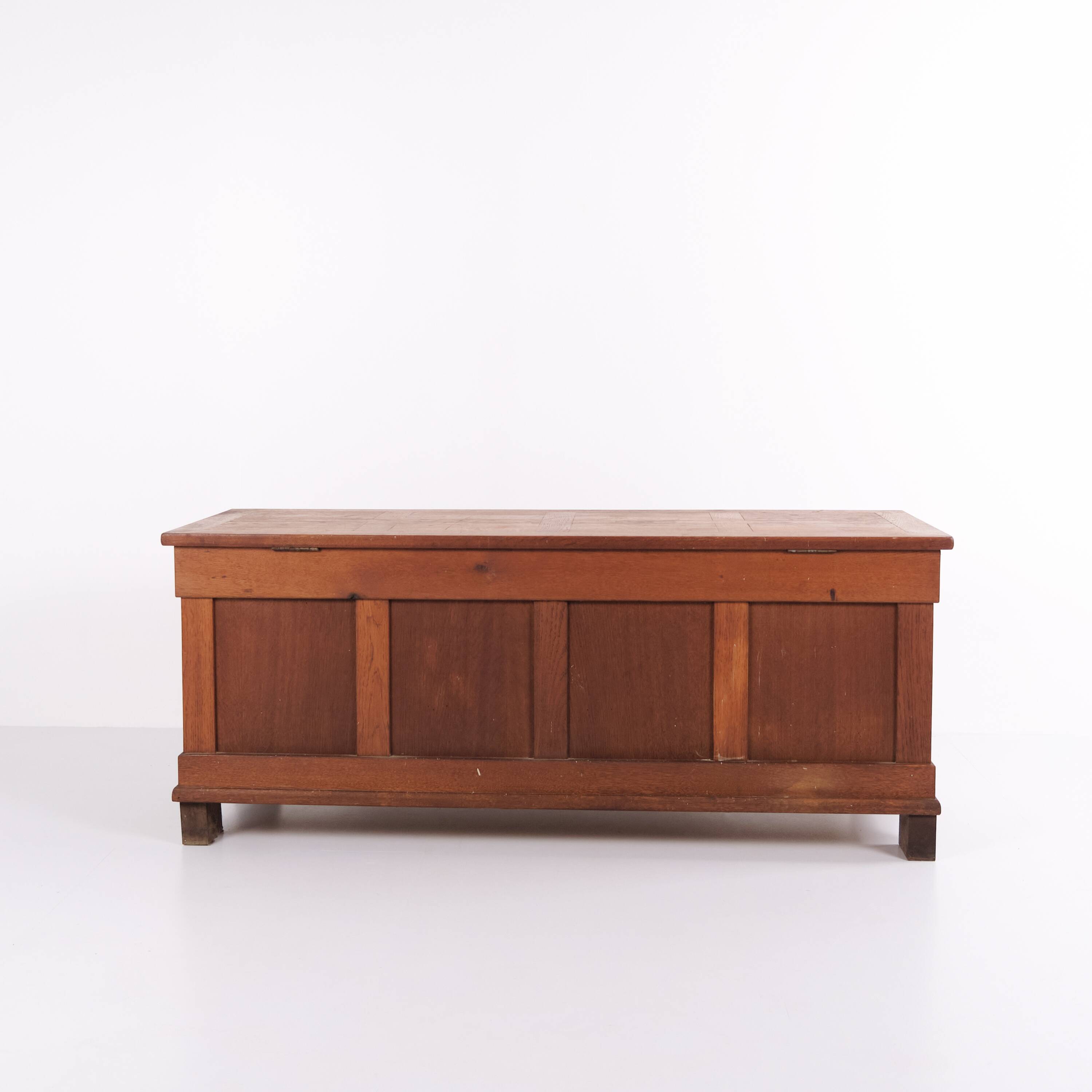 Chest – Oak – Carved details – Round legs – c. 1920s