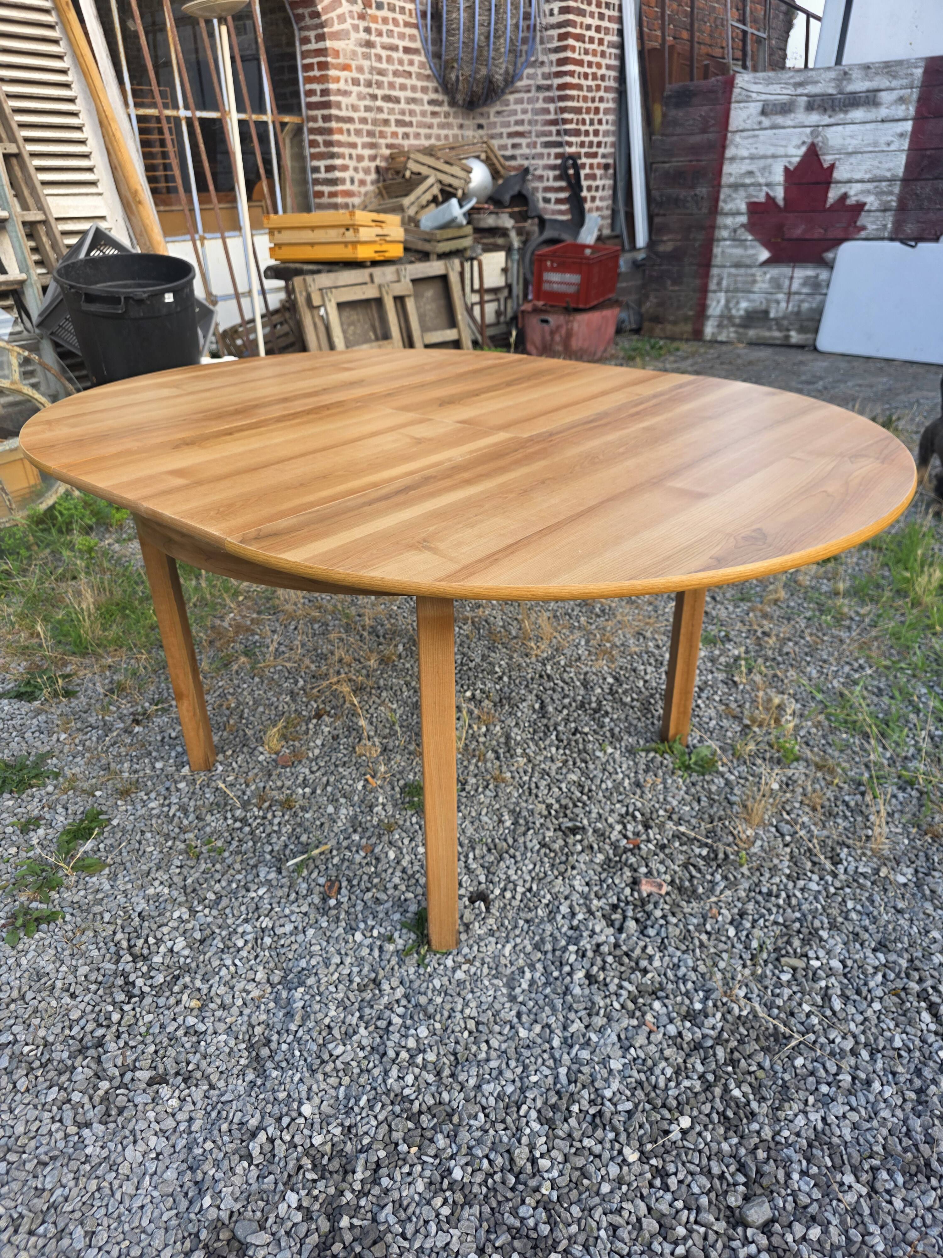 Scandinavian extendable oak table from the 1960s (butterfly extension)