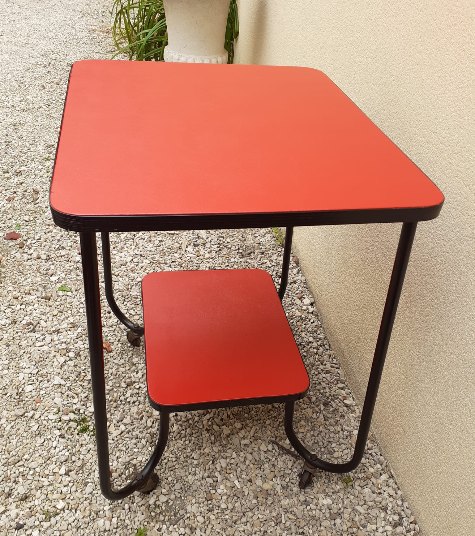 Red side table in Skaï
