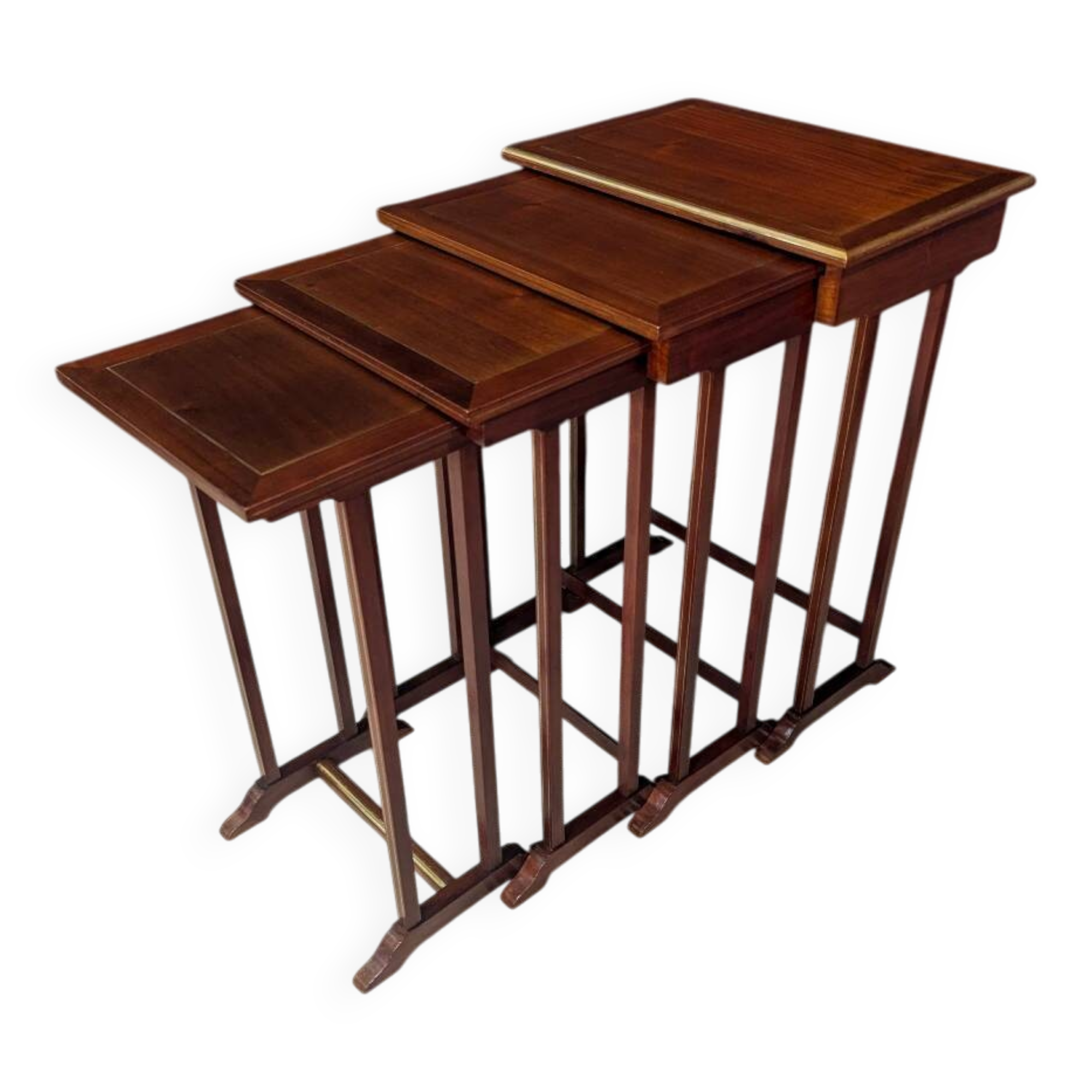 Série de 4 tables gigognes de style Louis XVI