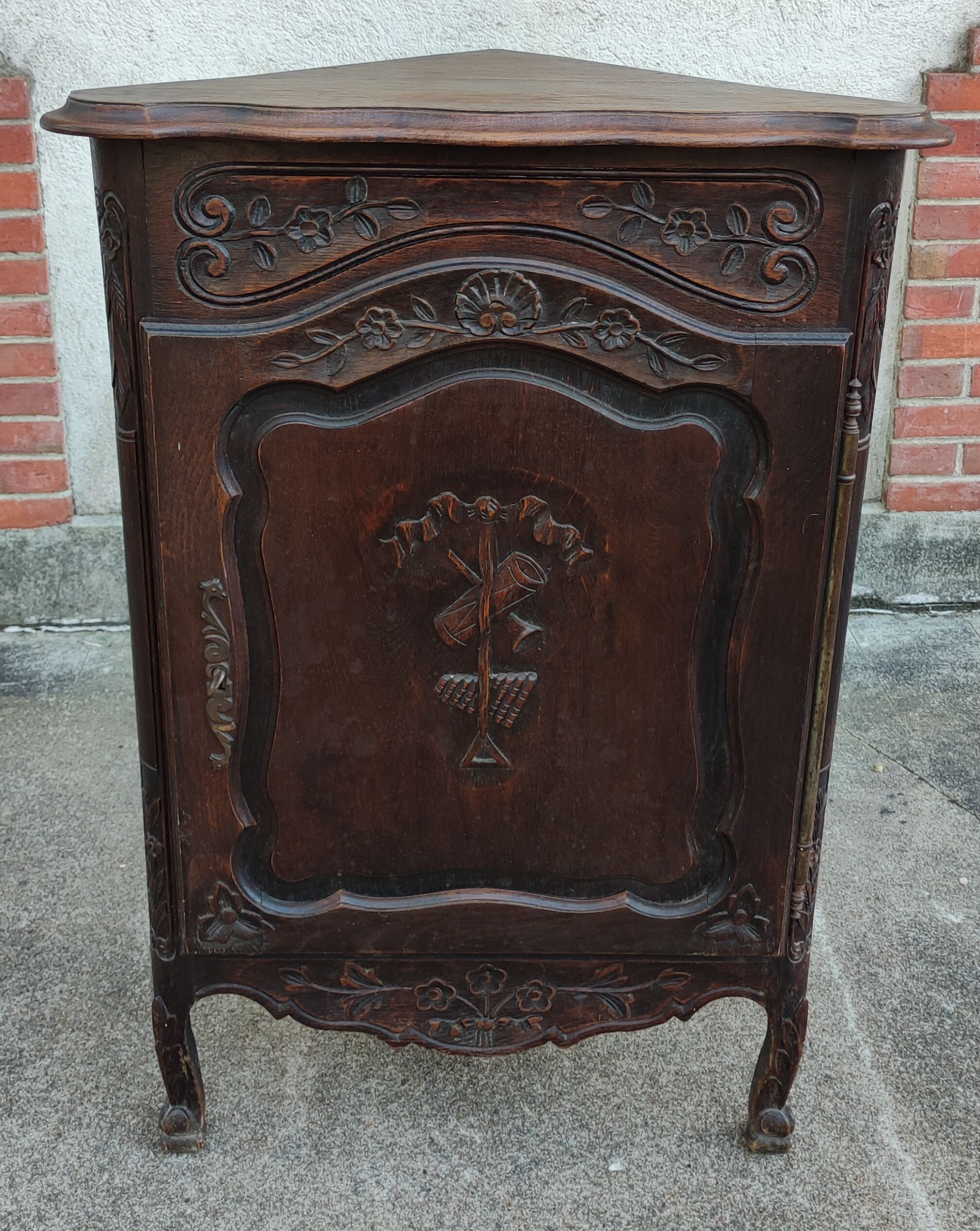 Neoclassical notch Louis XV style