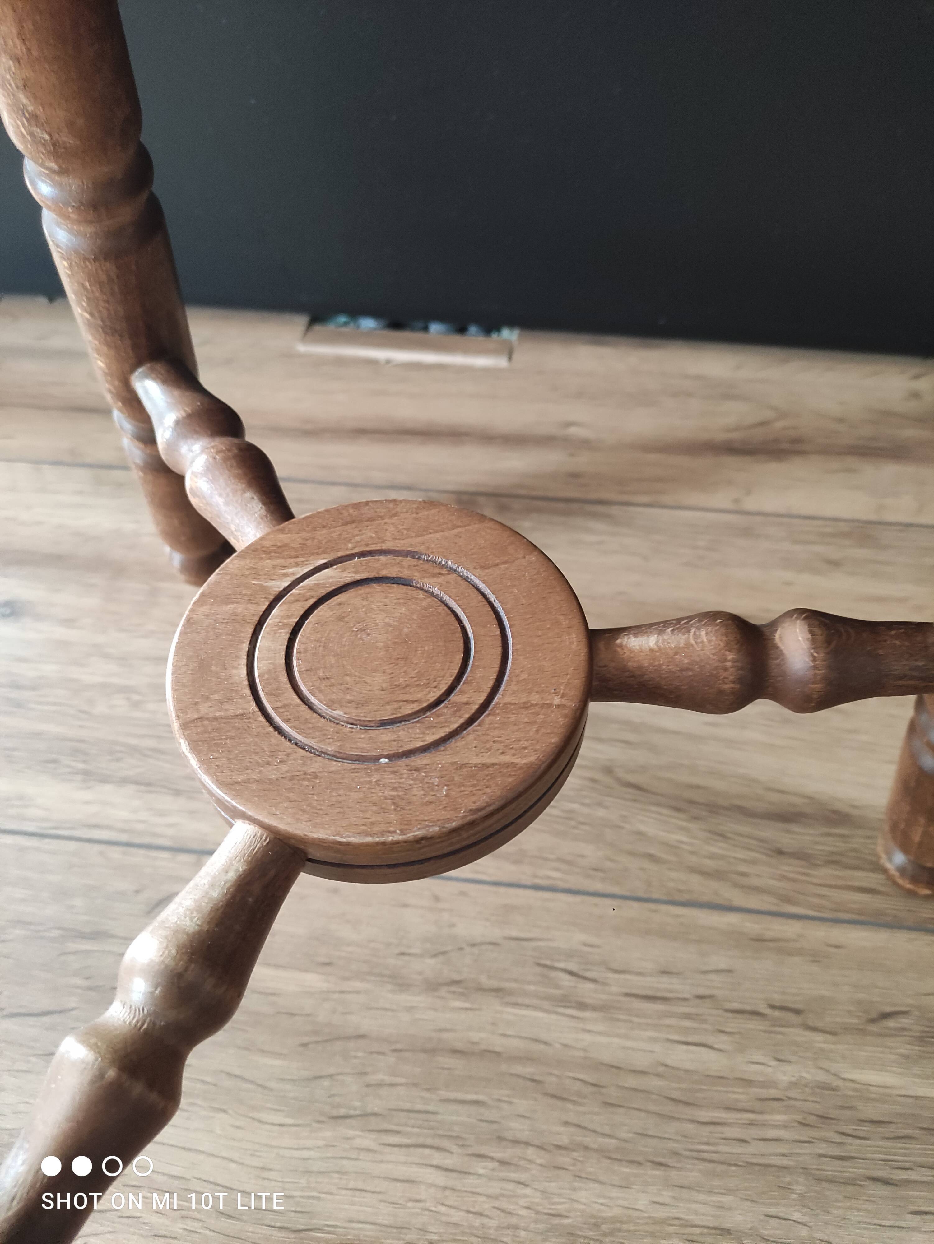 Tabouret tripode vintage en bois brun clair