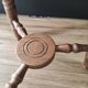 Tabouret tripode vintage en bois brun clair