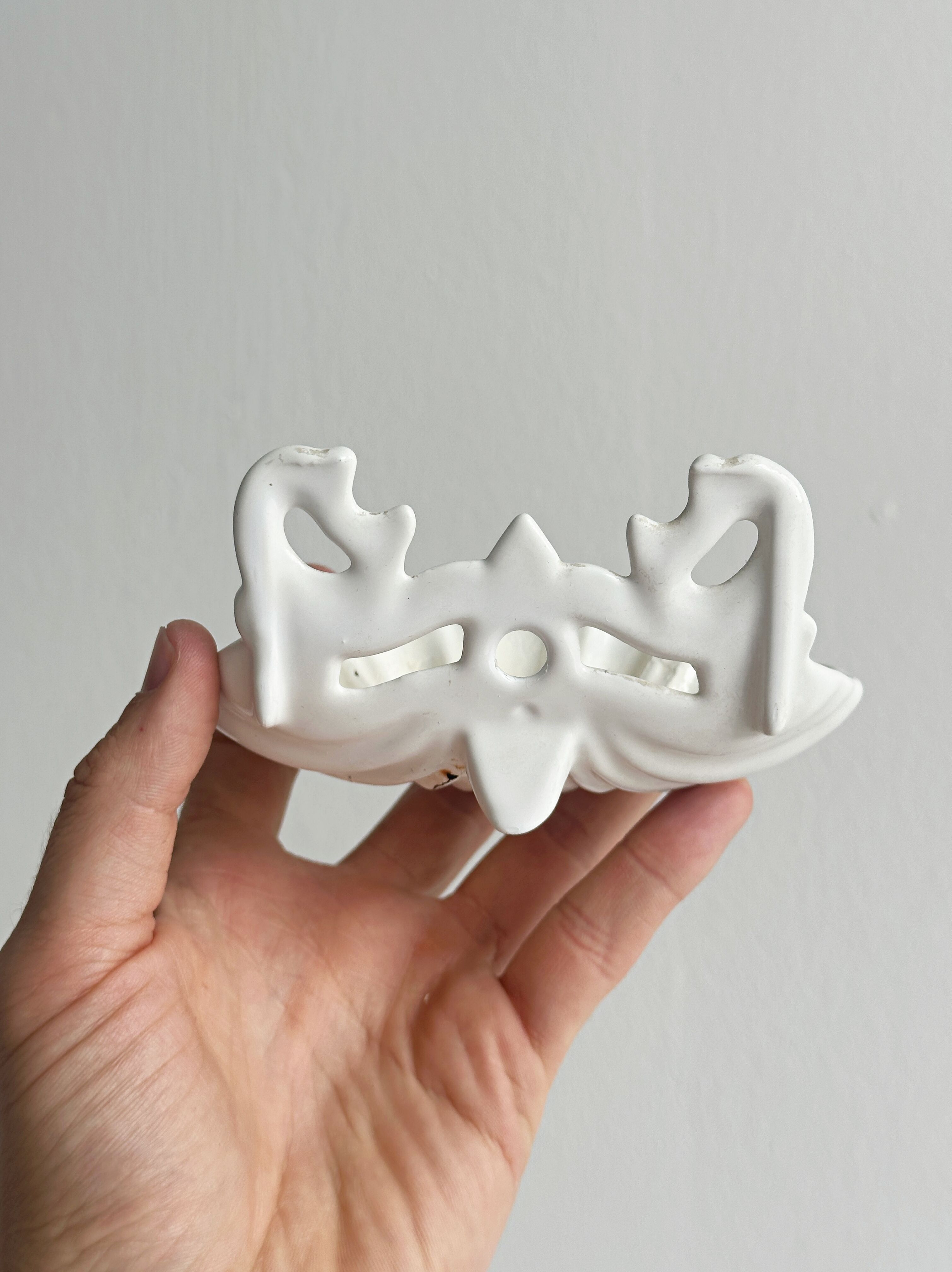 Bathroom décor, hooks, soap dish, white metal hangers.