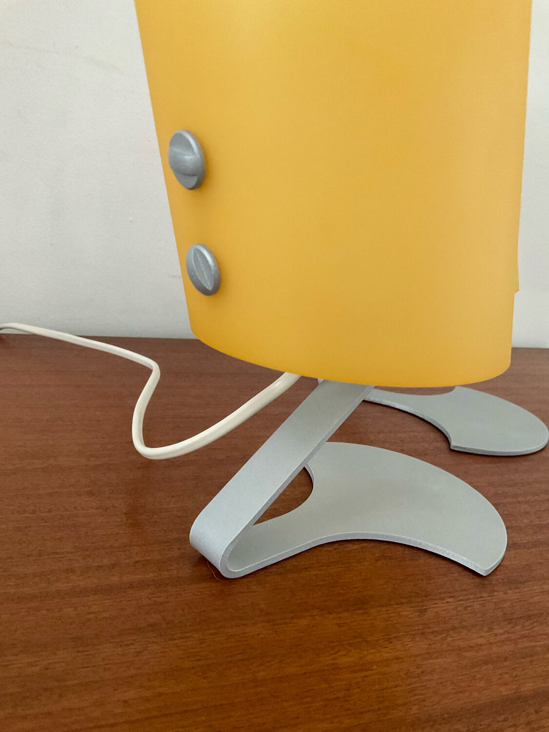 Paire de lampes design en opaline jaune et métal