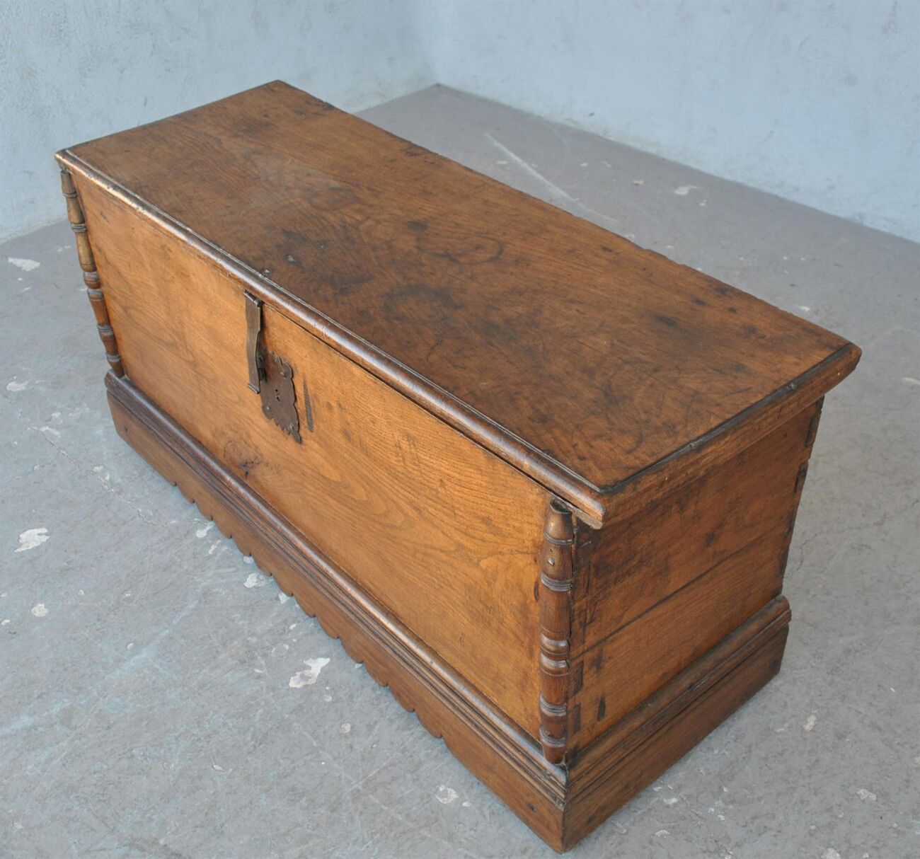 Bench chest oak end XIX