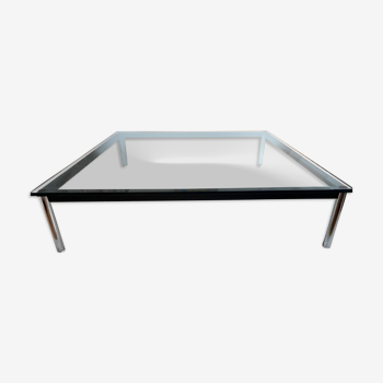 LC coffee table Dimensions: 140x140xH 33 cm Legs: chrome Structure: grey varnished Top: crystal