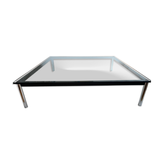 LC coffee table Dimensions: 140x140xH 33 cm Legs: chrome Structure: grey varnished Top: crystal