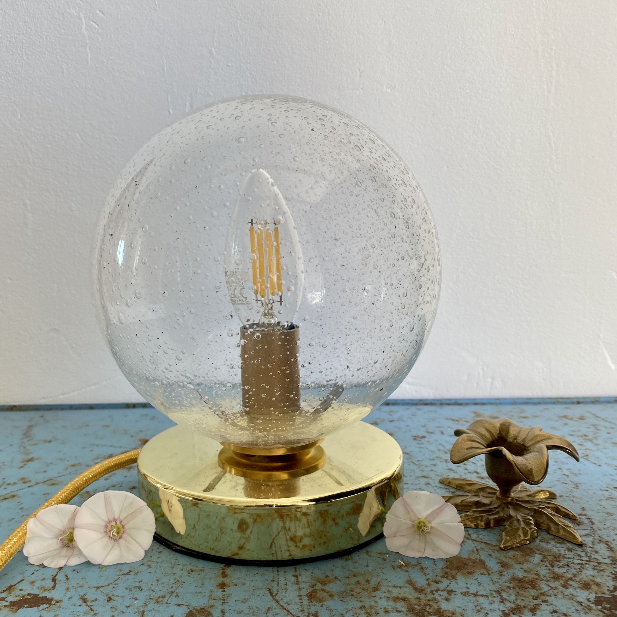 Lampe à poser globe vintage en verre bullé