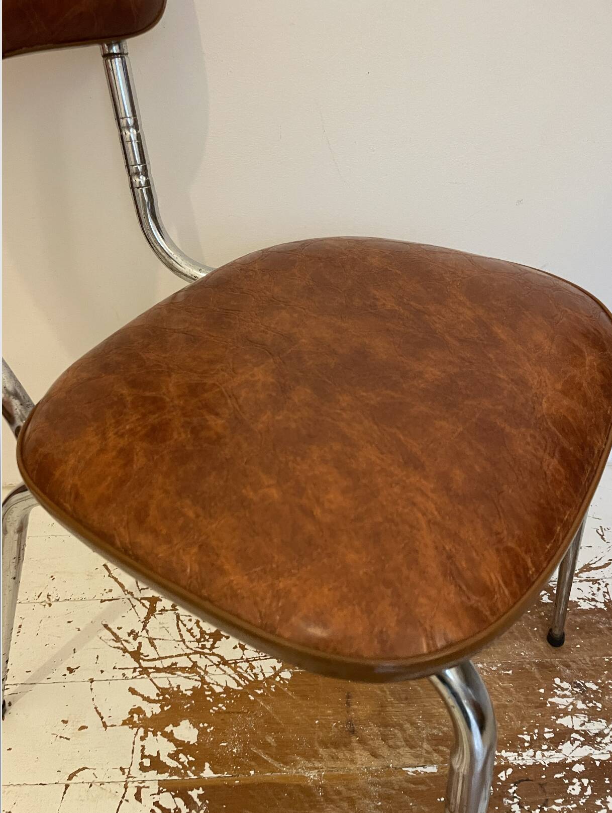 Chaise vintage en skaï marron