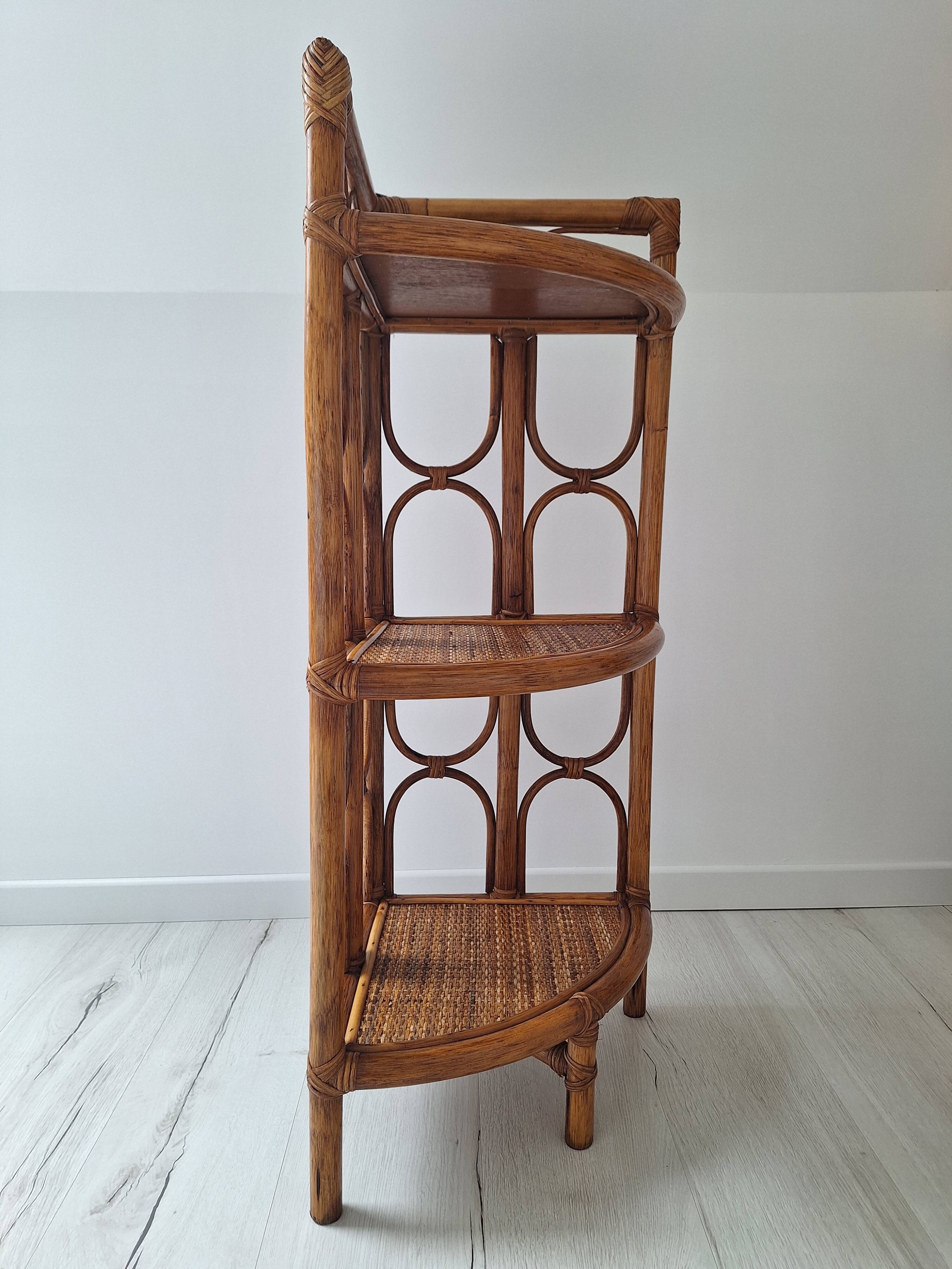 Etagère d'angle en rotin