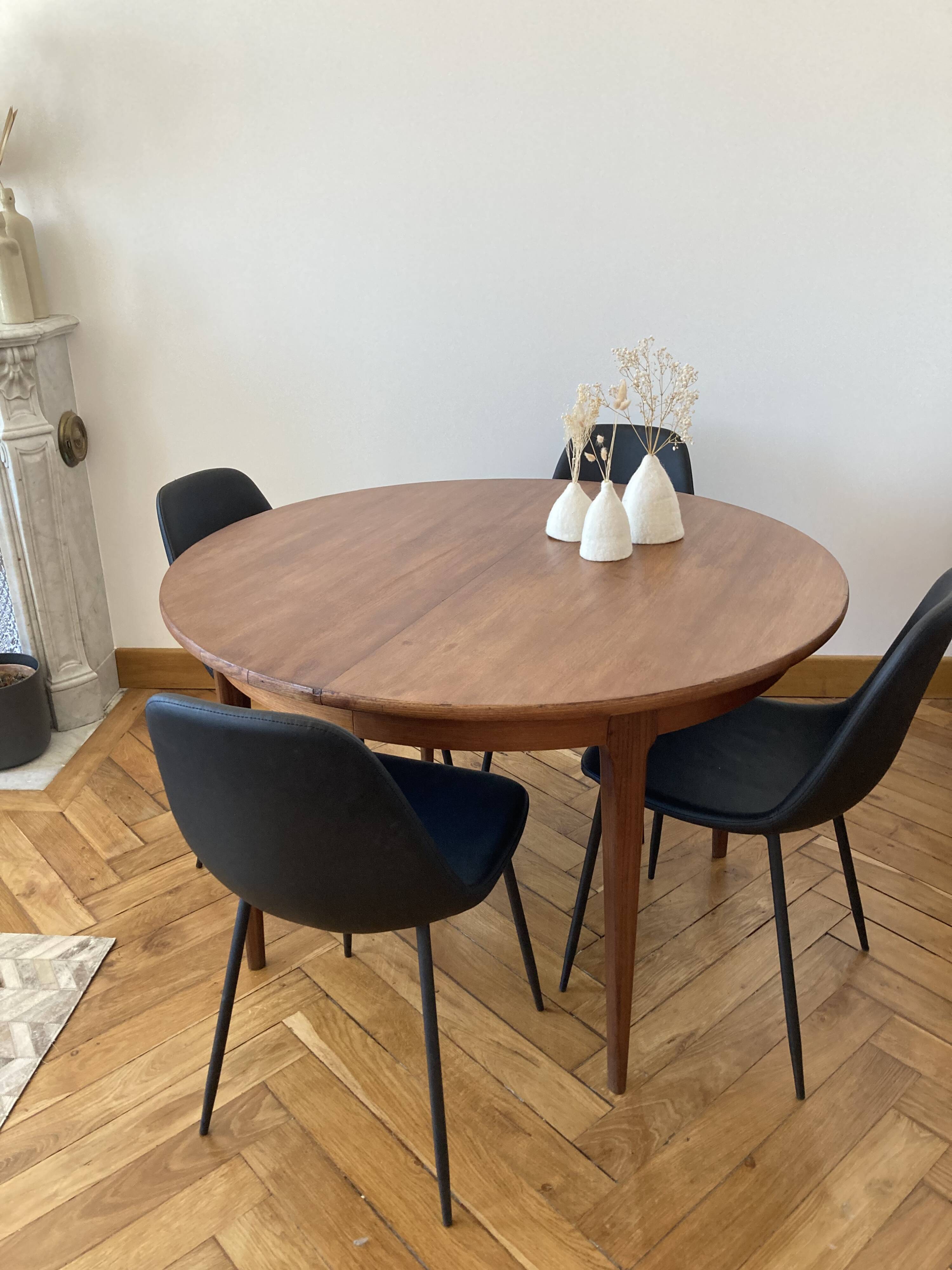 Extendable Scandinavian table