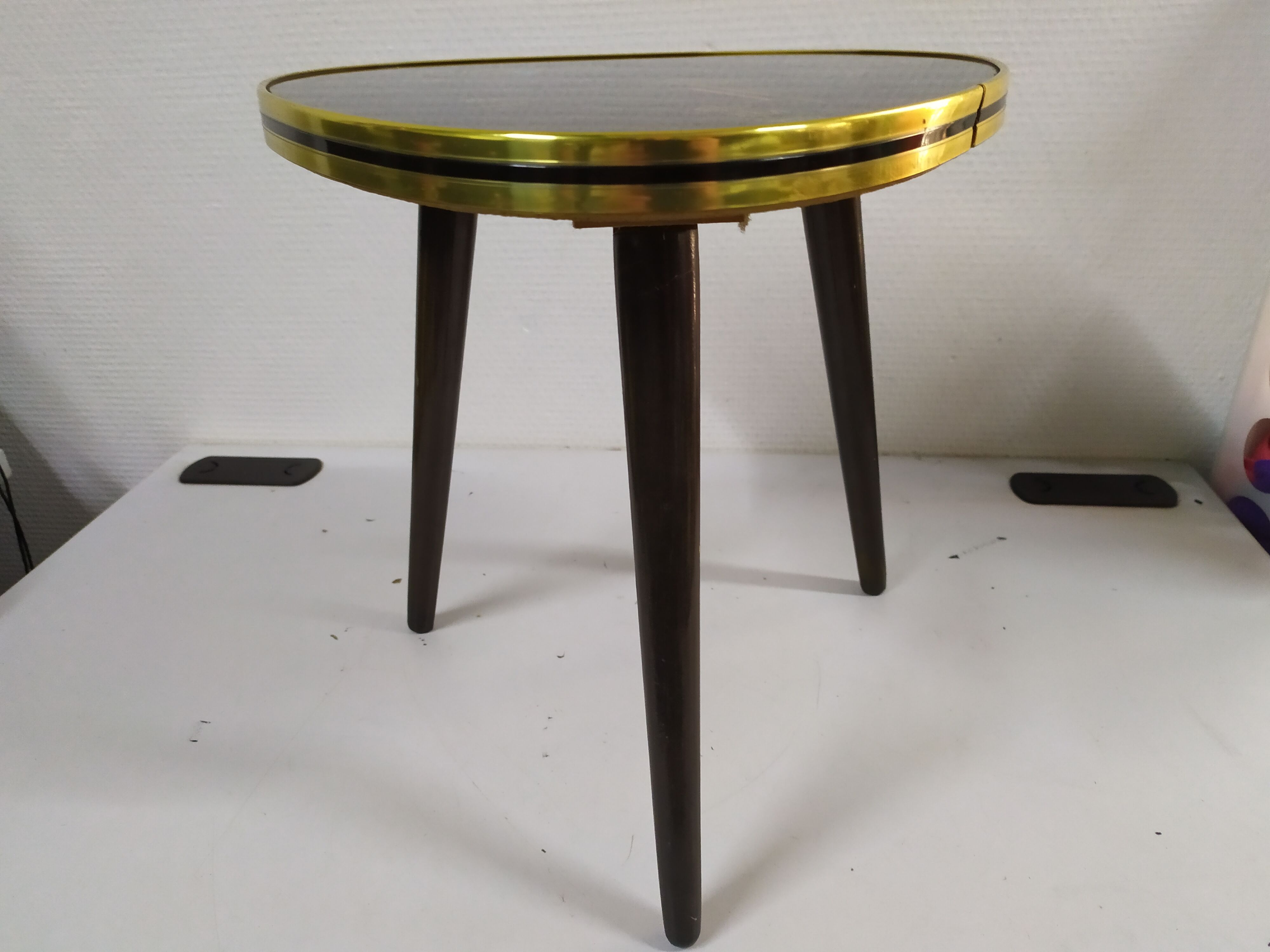 Plant holder in Chinese formica décor