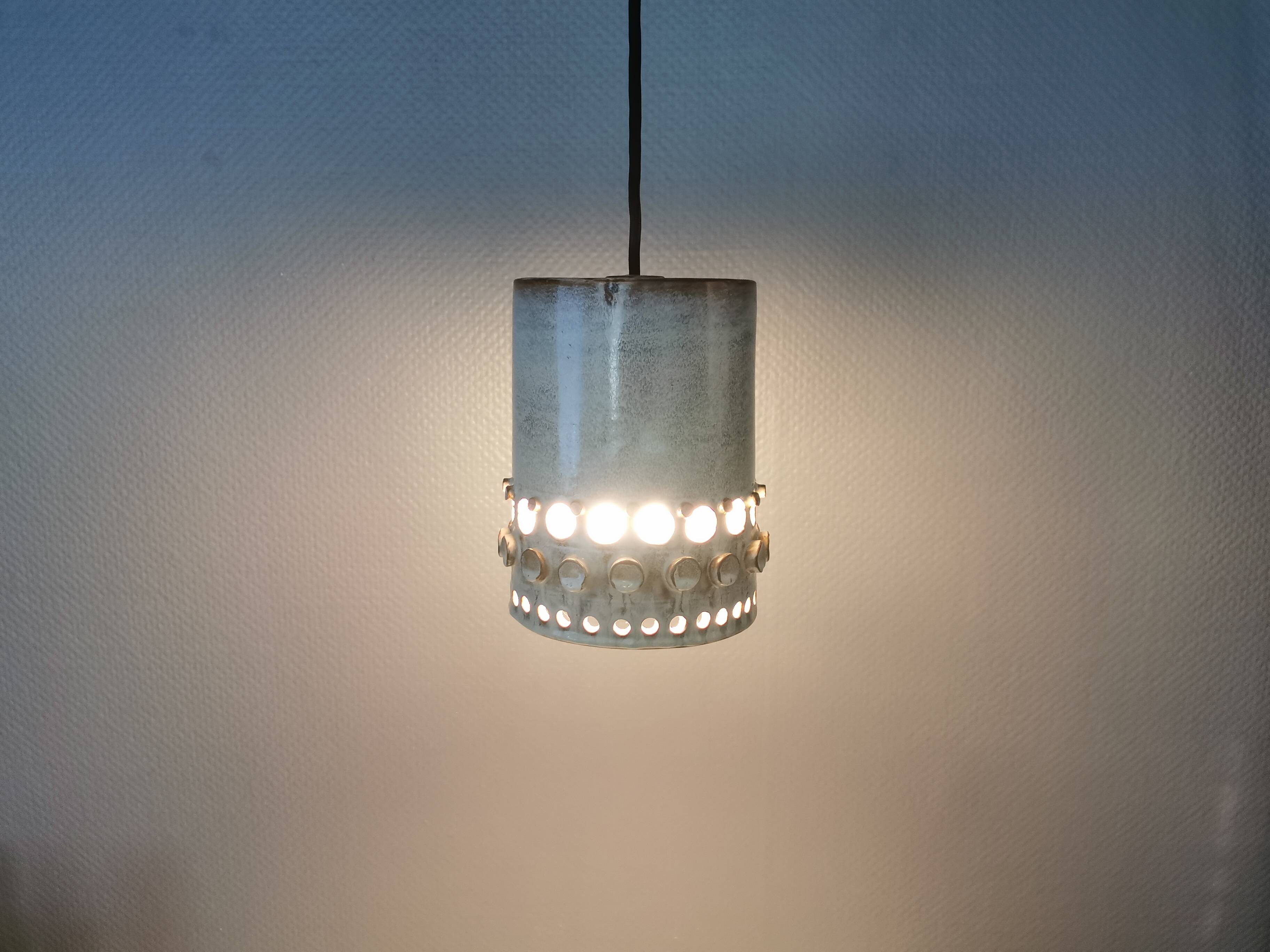 Beautiful, cylinder-shaped hanging lamp in ceramic.