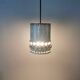Belle lampe suspendue en céramique en forme de cylindre.