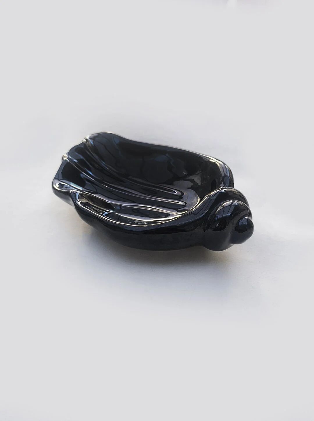 Vide-poche coquillage en céramique noire