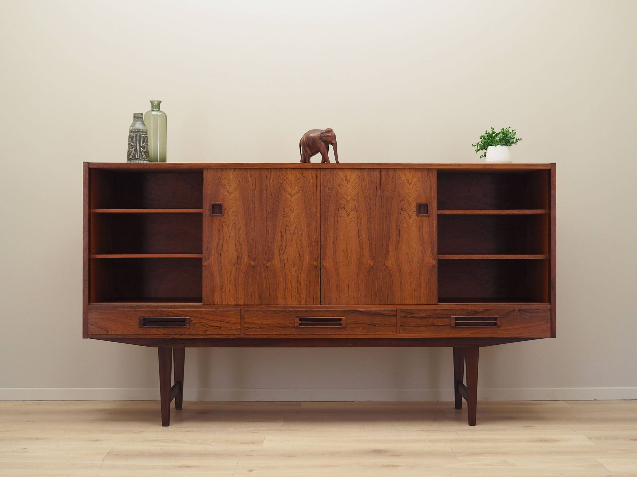 Enfilade en palissandre, design danois, années 1960, production : Danemark