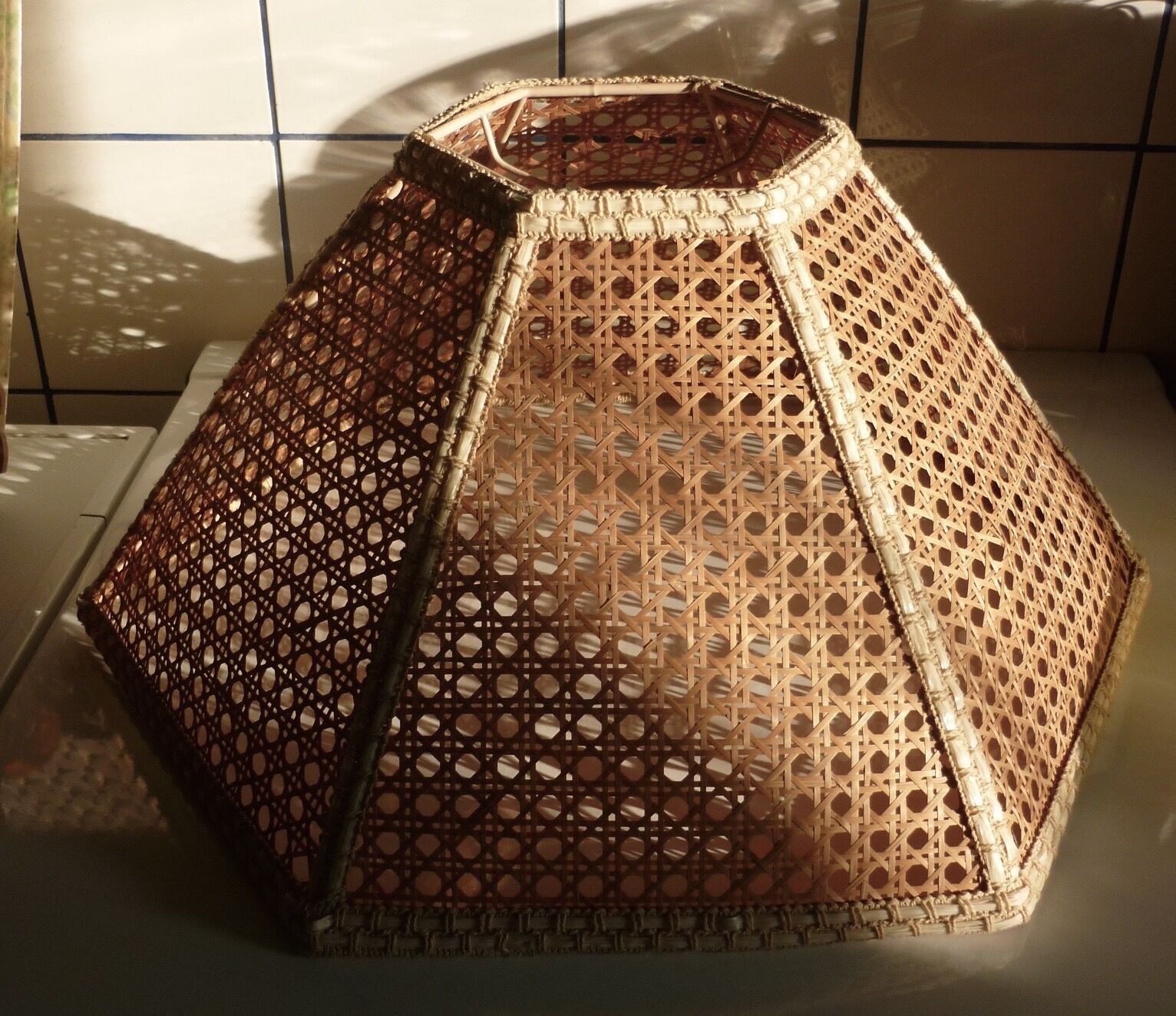 Abat-jour hexagone en cannage, années 60