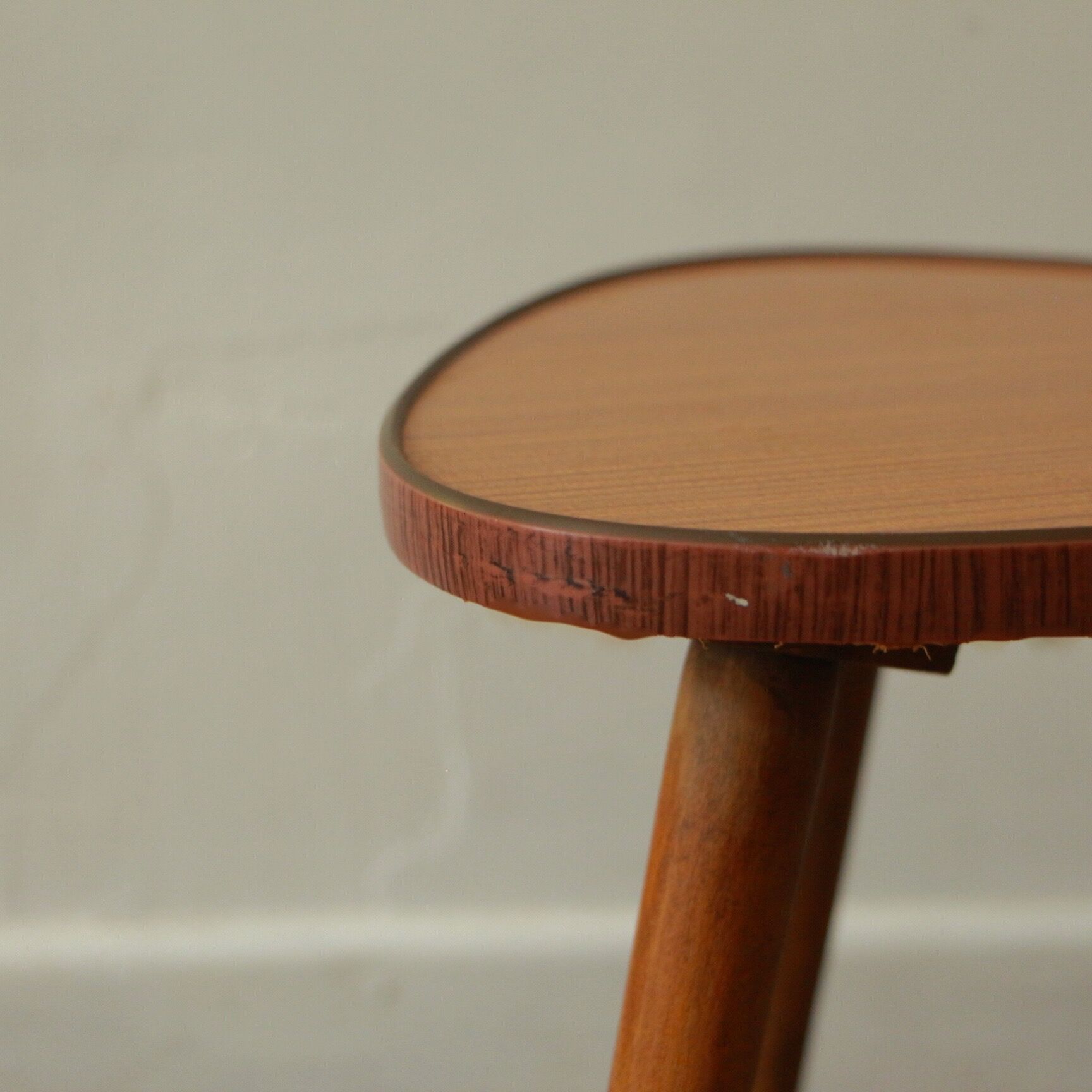 Formica tripod plant holder