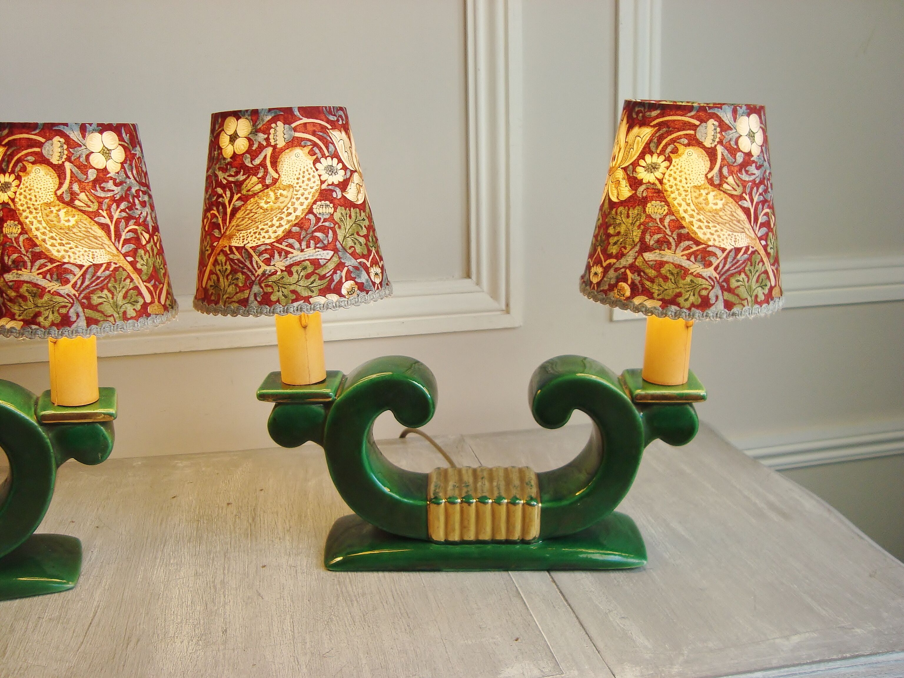 Paire de lampes Art Déco en céramique signées B Lasalle avec quatre abat-jours faits main en France