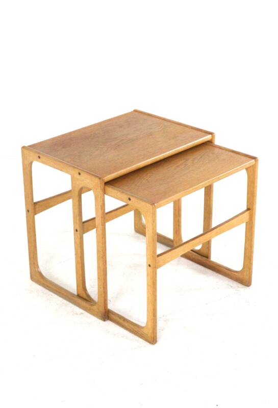 Ensemble de 2 tables gigognes en chêne - design danois - moderne du milieu du siècle