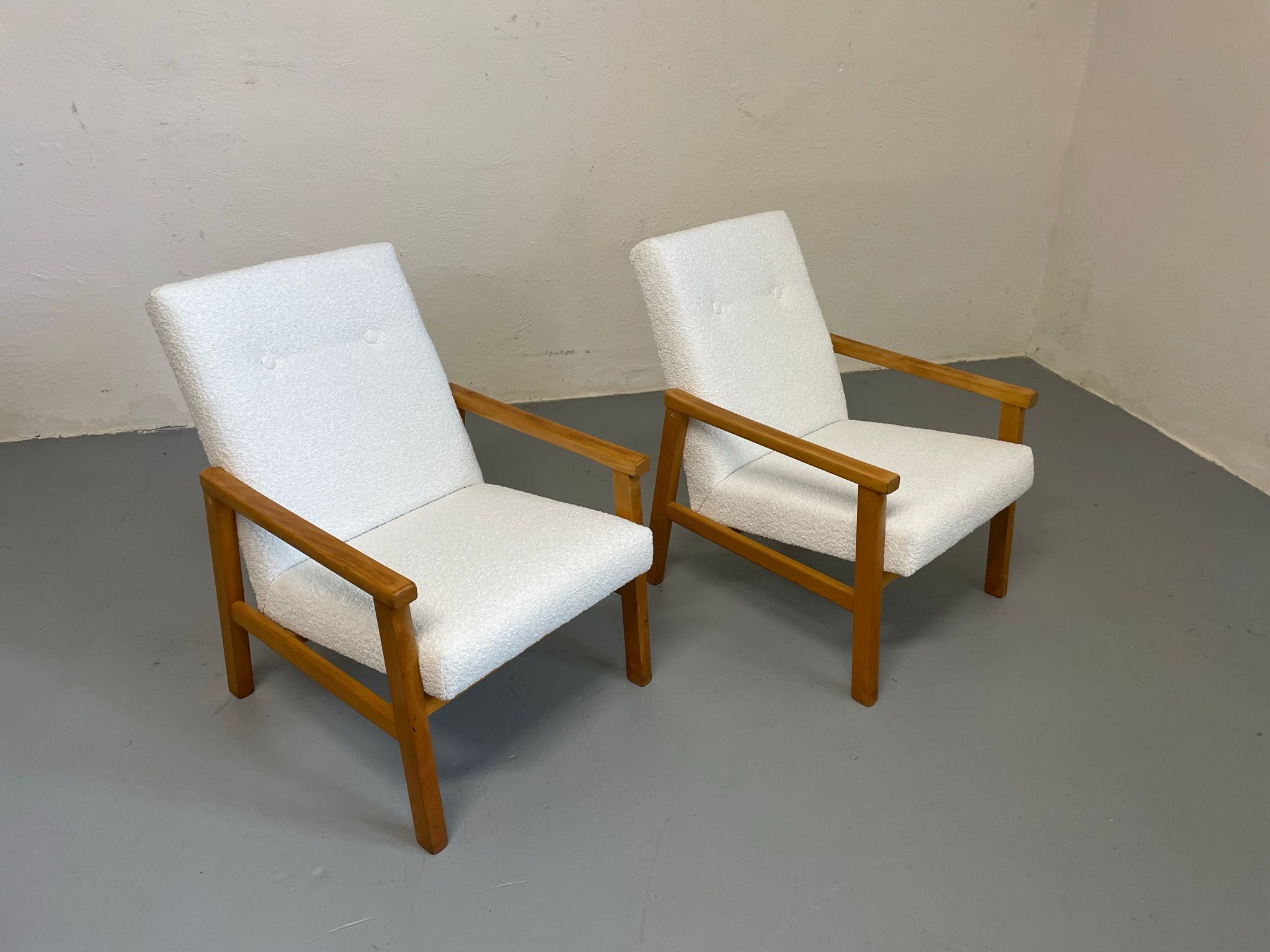Set of two lounge chairs