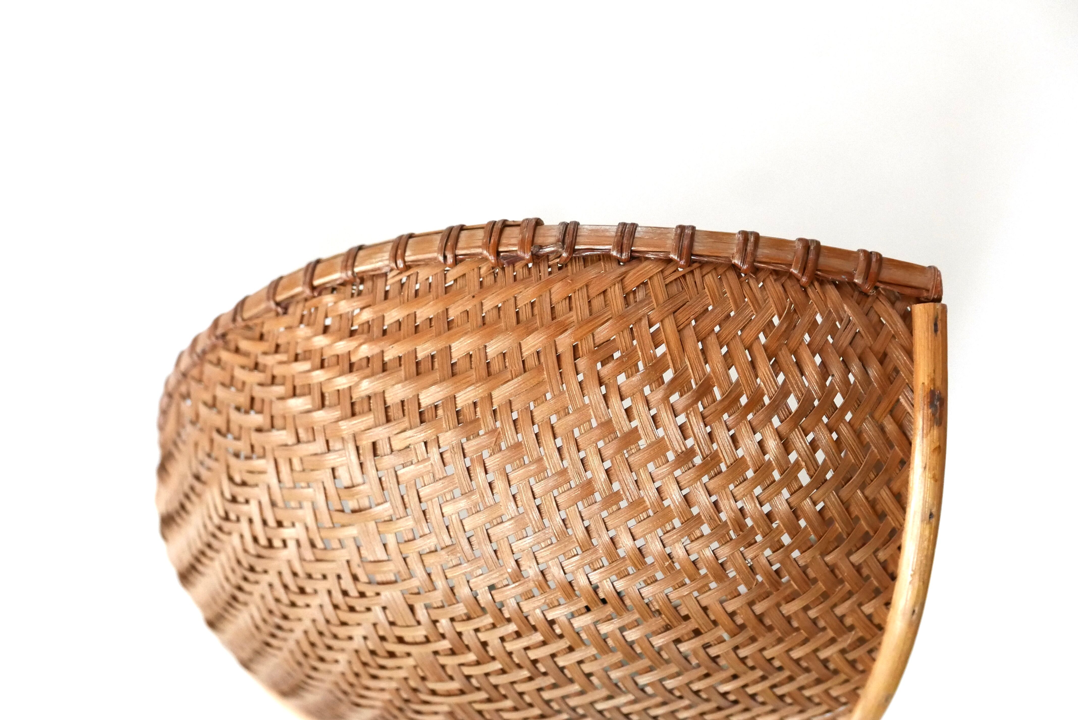 Applique d'angle en osier et bois années 60