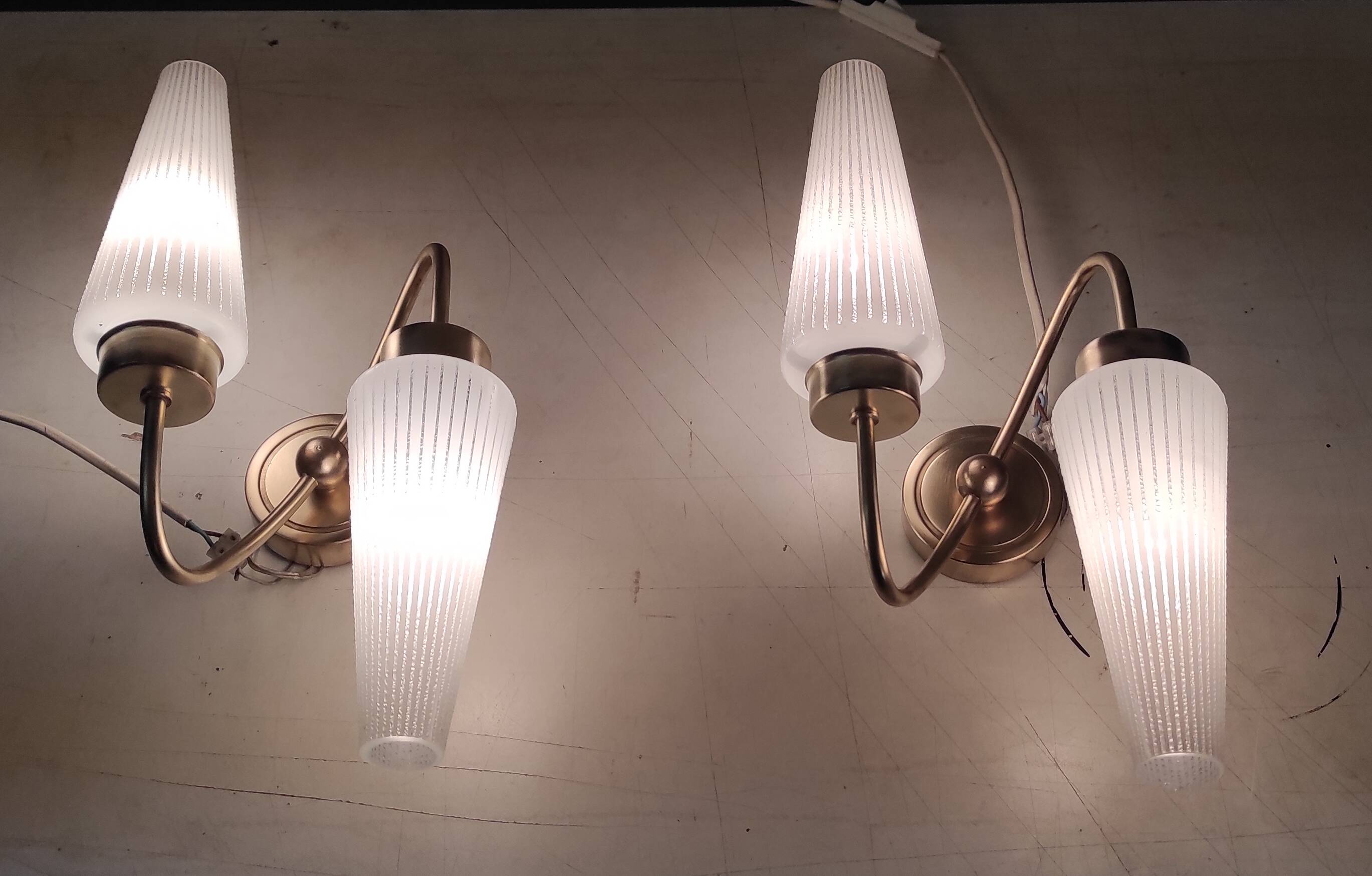 Appliques asymétriques en laiton et tulipe en opaline, années 50-60