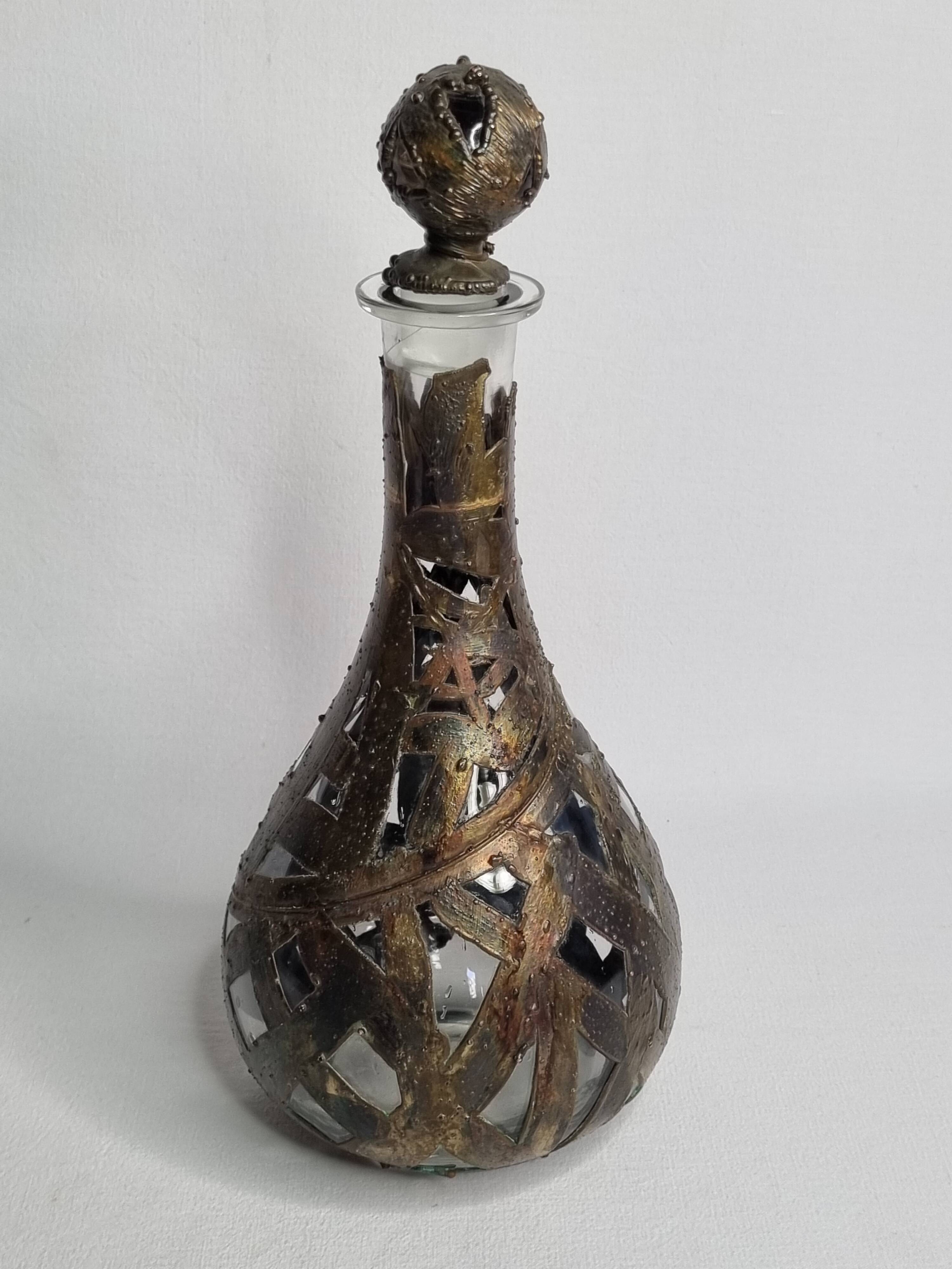 Carafe artisanale en verre soufflé et cuivre patiné décor brutaliste 90 cm
