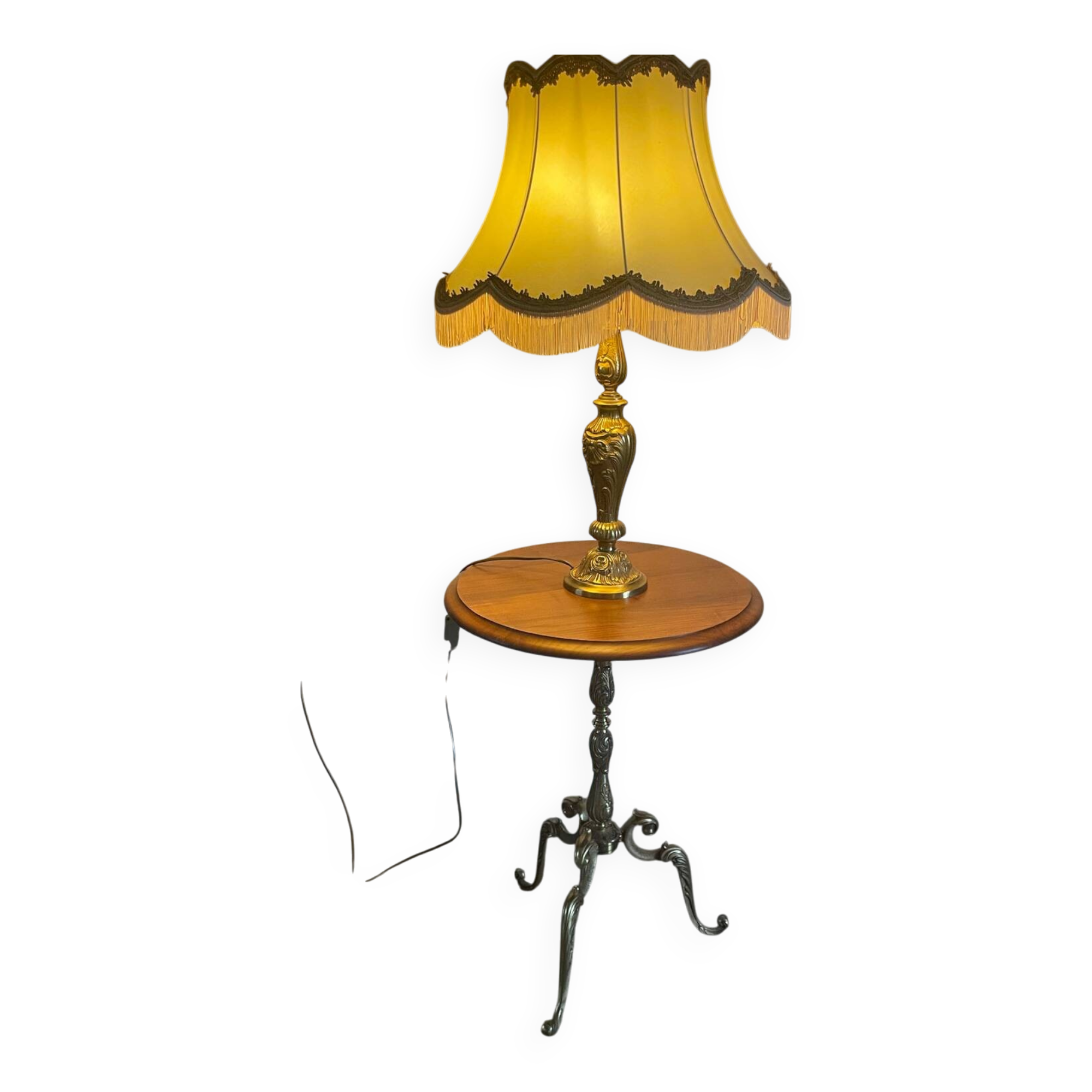 Lot of a guéridon and a gilded bronze lamp.
