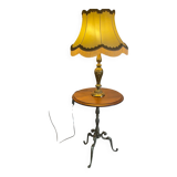 Lot of a guéridon and a gilded bronze lamp.